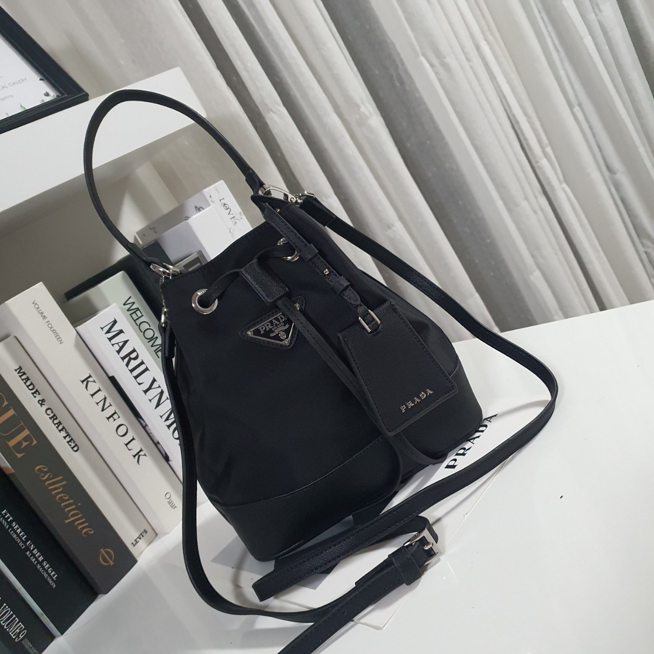 สินค้าใหม่!! NEW ARRIVIAL **ทรงขนมจีบไซส์ใหญ่ 🐰 งานพรีเมี่ยมกิ้ฟ จากเคาเตอร์ต่างประเทศ จากแบรนด์ PRADA วัสดุ NYLON สลับหนัง SAFFIANO ดีไซน์สวยหรูมากค่า เนื้อหนาซับในอย่างดี อะไหล่เงินทั้งใบ จุดเด่นคือ กระเป๋าสามารถ จุของได้เยอะมาก ด้านในมีช่องใส่ข