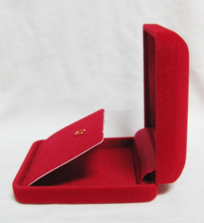 สินค้าหมดค่ะ กล่องกำมะหยี่ใส่จี้พระแบบใหญ่ แบบ2ค่ะ