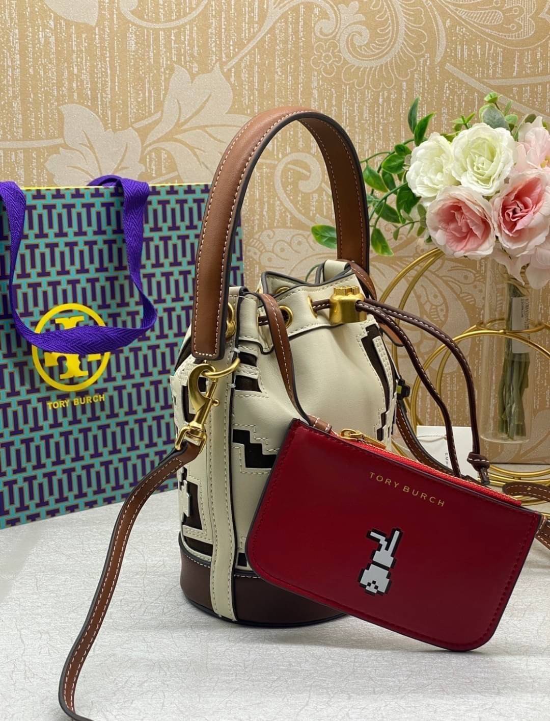 TORY BURCH MINI PIXELATED RABBIT BUCKET BAG 🐇 อดใจยังไงไหว น่ารักขนาดนี้ 🥕🥕 คอลเลคชั่นสุดเด็ดของปีนี้ น้องกระต่ายสุดน่ารัก กระเป๋าทรงบักเก็ตรุ่นยอดนิยม