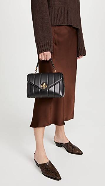 TORY BURCH KIRA QUILTED SMALL SATCHEL มาแล้วด่วนๆ!! กับคอลที่ปังไม่ไหว พร้อมเสิร์ฟสีคลาสสิค กระเป๋าถือ/สะพาย ทรงสวย สะพายคล่องตัว หนังแท้ ดีไซน์บุนวม เส้นคมสวยหรู วัสดุหนังแกะ สัมผัสดีงาม นิ่มมือ เปิด-ปิดด้วยอะไหล่บิดล็อค ภายในเป็นช่องโล่ง มีช่องซิป ใส่ขอ