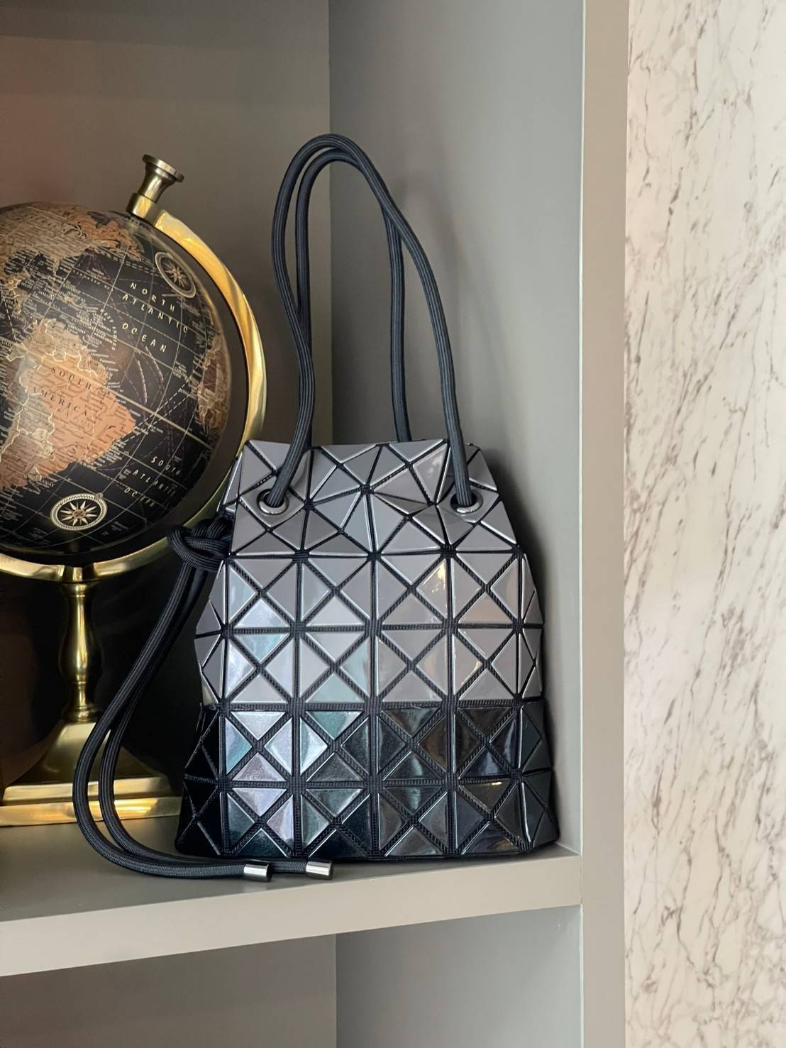 Baobao Issey Miyake Wring Small Bag กระเป๋าสะพายครอสบอดี้พร้อมสายรูดเปิดปิด สามารถปรับความยาวของสายได้ตามสไตล์ความชื่นชอบ ด้วยดีไซน์ทรงน่ารัก เหมาะสำหรับให้สาวๆหยิบใช้ในวันสบายๆ แต่เต็มเปี่ยมไปด้วยความคล่องแคล่ว ไฮไลต์ของซีซั่นนี้คือกระเป๋าที่มาพร้อมกับเช