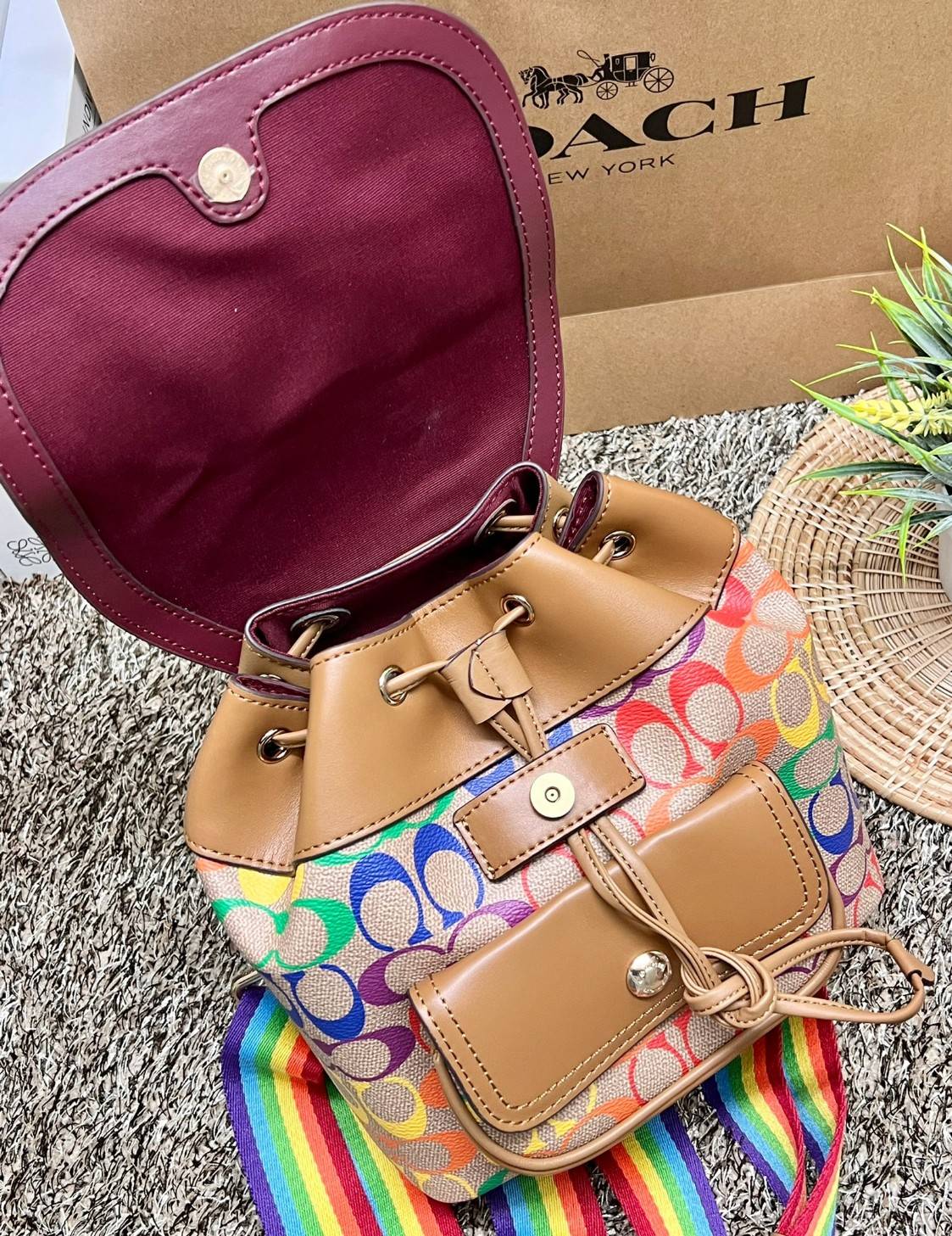 COACH PENNNIE BACKPACK IN RAINBOW SIGNATURE ((C4097)) สวยจึ้งมากแม่ ห้ามพลาด ต้องมีค่ะ! พร้อมส่งค่ะ ล่าสุด กับกระเป๋าสะพายหลังมีหูหิ้ว หนังแท้นิ่มอย่างดี ลายCทั้งใบแบบสีรุ้งสดใสมาเลย สวยมากๆค่ะ