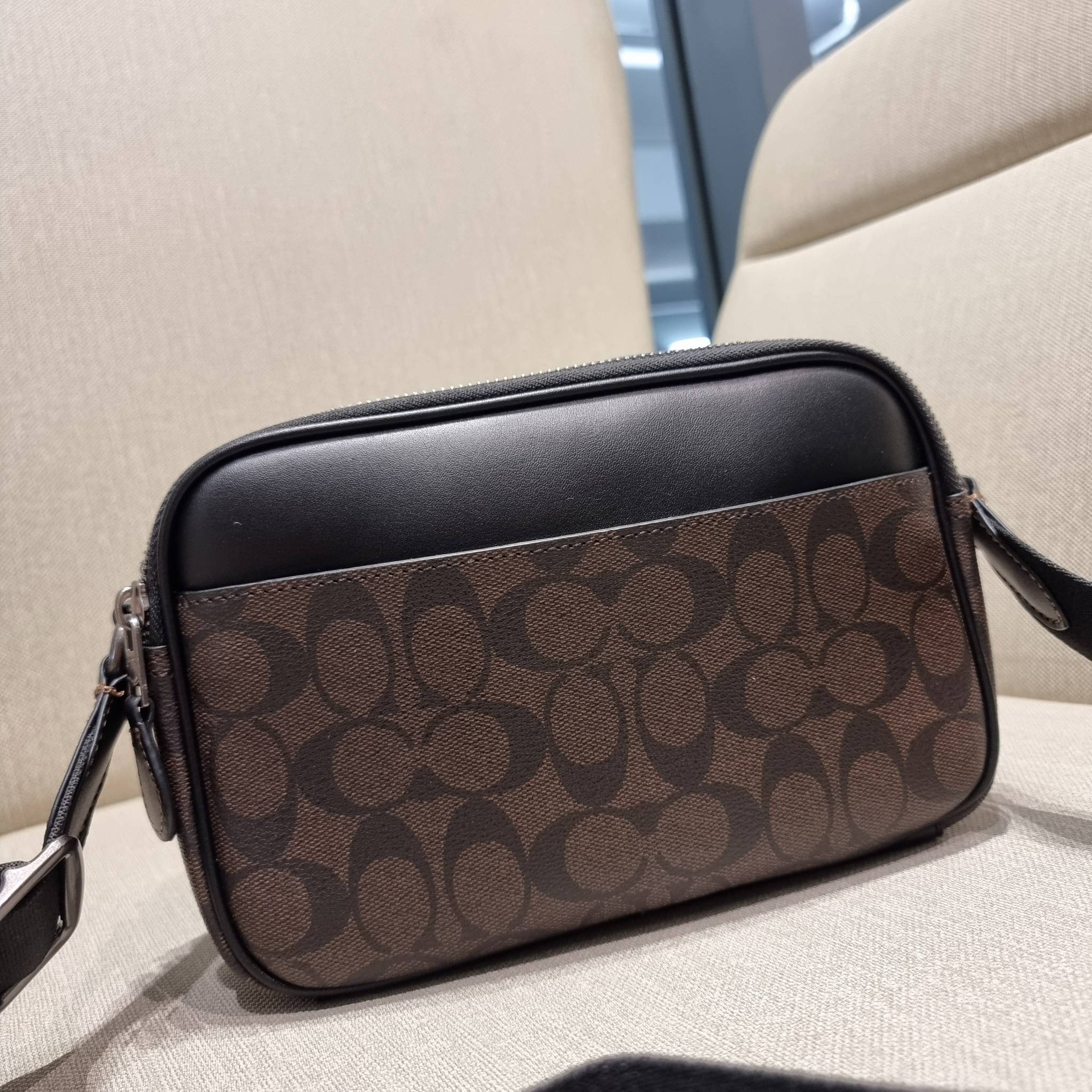 COACH GRAHAM CROSSBODY IN BLOCKED SIGNATURE CANVAS WITH VARSITY STRIPE C9965 อีกหนึ่งกระเป๋าครอสบอดี้รุ่นยอดฮิตสำหรับหนุ่มๆ ที่สาวๆก็ใช้ได้!! ดีไซน์ใหม่เพิ่มดีเทลความแพงไปอีก รูปทรงคลาสสิค ใช้งานสะดวก ง่ายต่อชีวิต วัสดุหนังแคนวาสเคลือบลายสลับหนังแท้ ด้านห