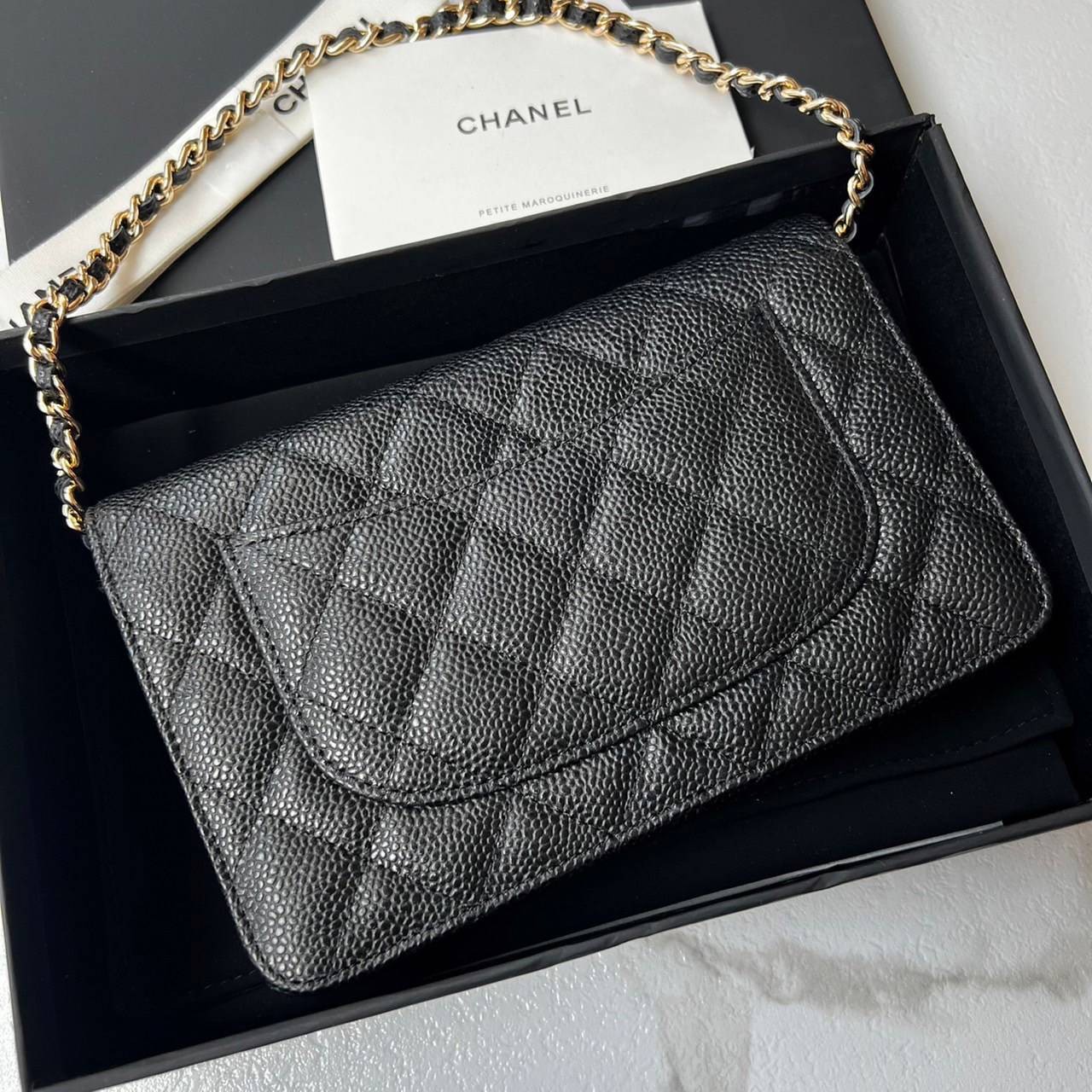 CHANEL WALLET ONCHAIN งานหนังแท้สวยหรู ใช้ ตทป ได้ กระดุมแม่เหล็ก ตามฉบับ HOLO ปีใหม่ ตามภาพที่ถ่ายเลย ตรงกับการ์ด รุ่นที่สาวๆ ทุกคนต้องมี เห็นเล็กๆ แบบนี้แต่ใส่ของได้เยอะมาก สามารถไช้แทนกระเป๋าคลัชถือได้ด้วย ครบจบในใบเดียวเลยค่ะ ภาพงานจริง ไม่ผิดหวังค่ะ