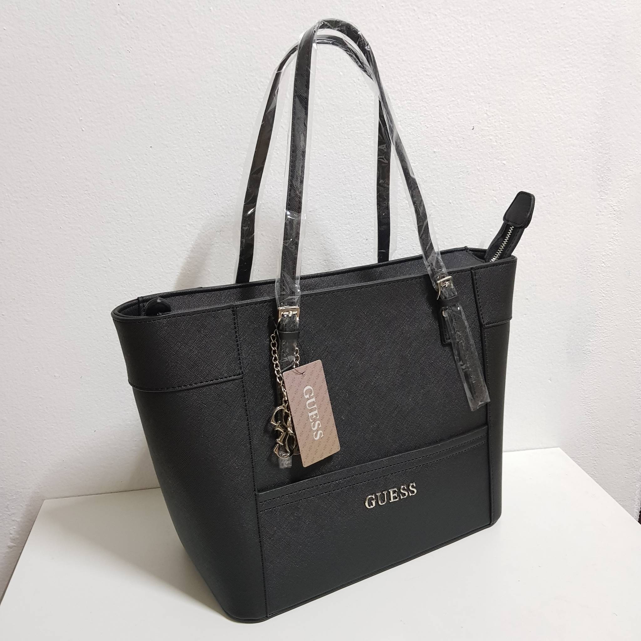 New !!! GUESS LARGE TOTE BAG พร้อมส่ง กระเป๋าถือทรง Tote ลายหนังซาฟเฟียโน่ น้ำหนักเบา ด้านหน้าติดโลโก้แบรนด์ตัวใหญ่อะไหล่เงินค่ะ พร้อมห้อยอะไหล่แบรนด์เพิ่มความหรู เปิดปิดกระเป๋าแบบซิป ซับในเป้นผ้าลายแบรนด์สวยค่ะ ภายในกว้าง ใส่ของได้จุทีเดียวนะค่ะ มีช่องซิ