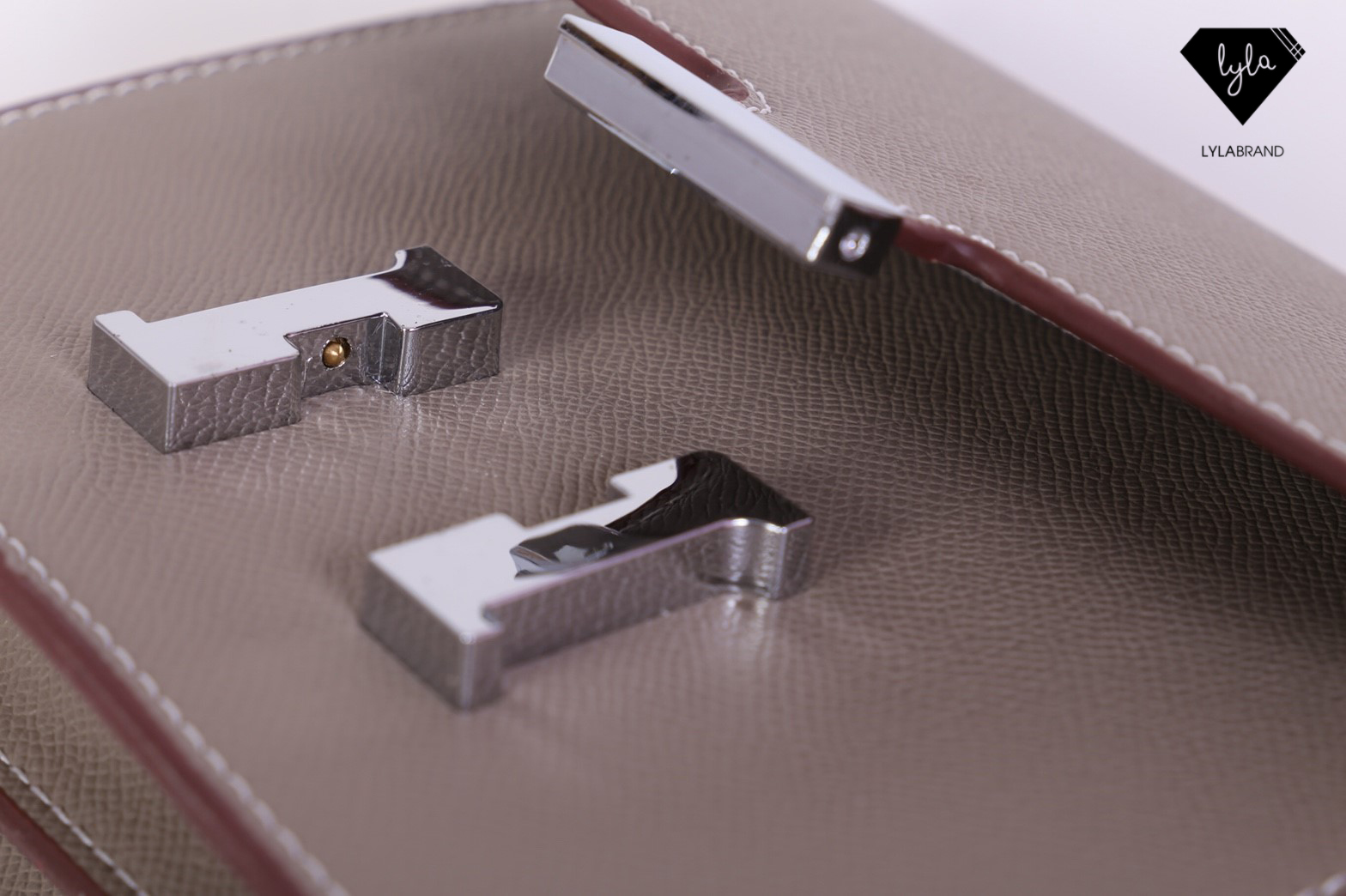 LYLABRAND🔔 Constance ไซต์ 18 สุดฮอต รุ่นนี้หนัง Epsom , PU top premium นะคะ หนังดีเลอค่าน่าสอยมากกก บอกคำเดียวเลยว่าเด็ดสุด !! เหมือนหนังแท้เบอสุดค่ะคูณผู้หญิง ลูกค้าเก่าน่าจะทราบกันดีอยู่แล้วว่าคุณภาพของร้านนี้ต้องมาเป็นอันดับหนึ่งเท่านั้น อิอิ ม