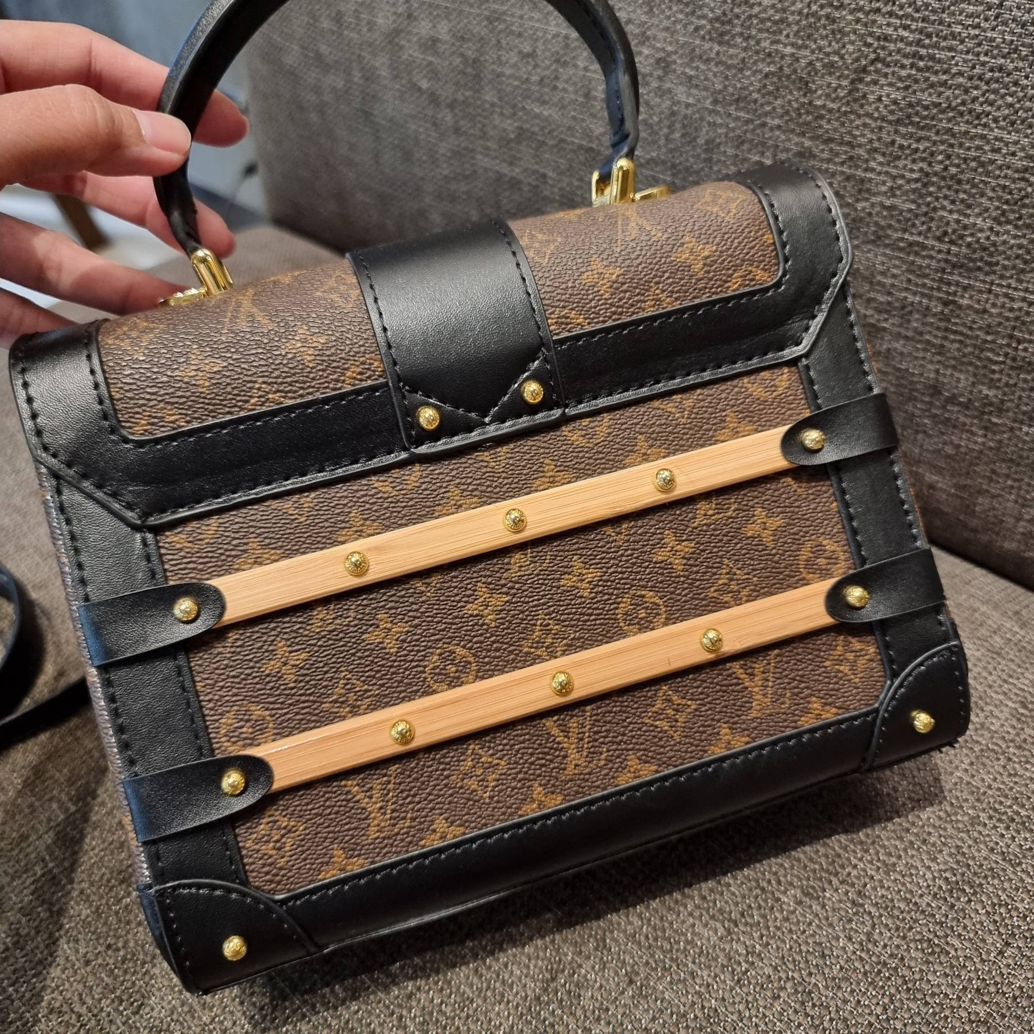 ใหม่ล่าสุดจาก LV monogram vintage box bag มาพร้อม box set สุดหรูรุ่นนี้ดีเทลยอดเยี่ยม เก็บรายละเอียดได้ดีและโดดเด่น ถือแล้วผู้ดีมาก!! วัสดุหนังแคนวาสสลับหนังแท้ เปิด-ปิดด้วยตัวบีบล็อค แน่นหนา ภายในโล่งกว้าง เลิศตรงที่เก็บทรง ขยายทรงด้านข้างได้ คอนโทรลด้วย