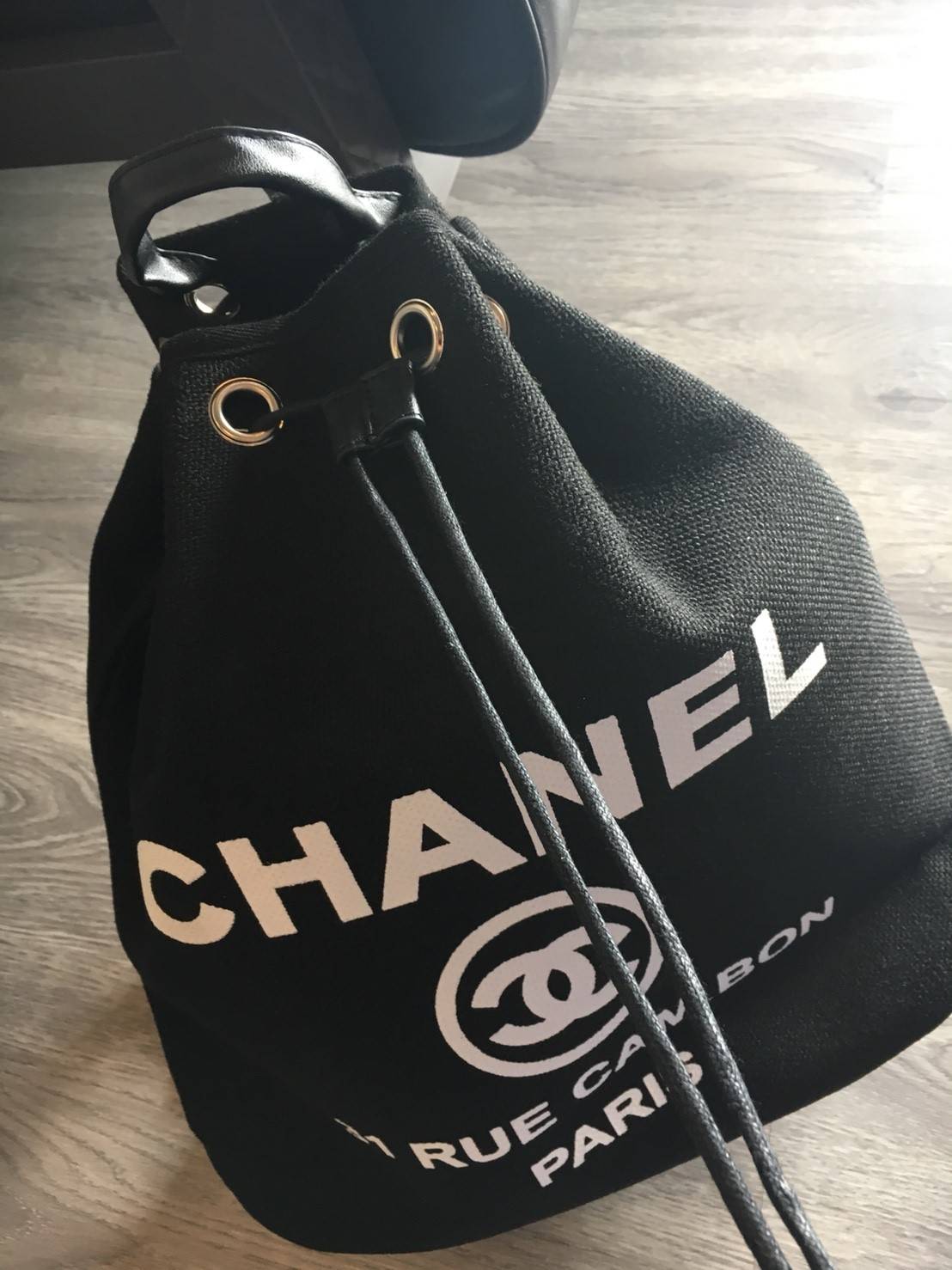 New Limited! กระเป๋าเป้ ทรงขนมจีบ ตัวใหม่จากพรีเมี่ยมกิ้ฟ แบรนด์ Chanel กับทรง Chanel canvas jumbo bucket & backpack bag พร้อมส่งค้า โดดเด่นด้วย **ทรงน่ารัก ตัวกระเป๋า canvas ทั้งใบสกรีนโลโก้สีขาว อะไหล่เงิน สายสะพายมี Gimmick♡ สายหนังต่อผสมโซ่สลับ