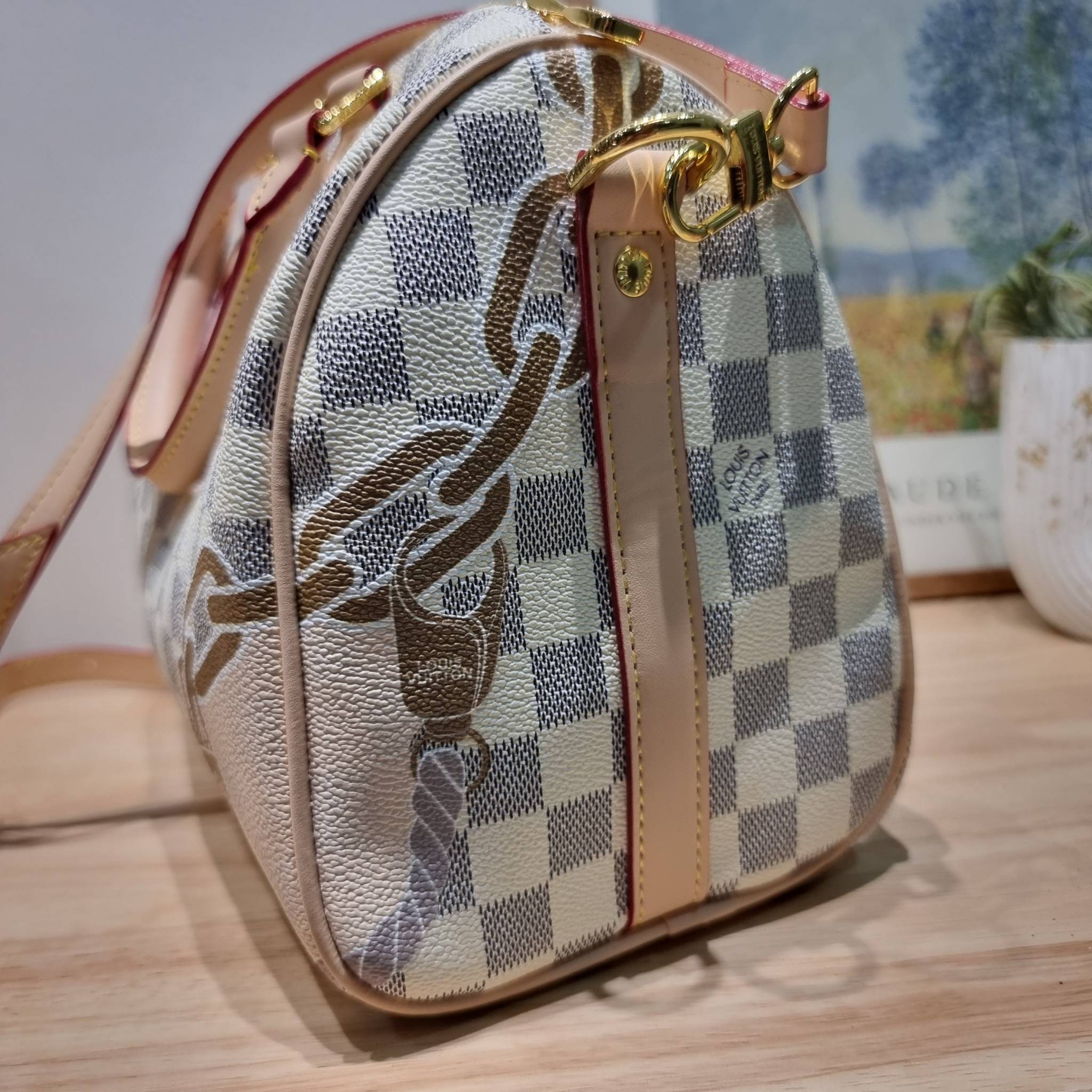 LV Speedy Bandoulière 25 Damier Azur กระเป๋าทรงหมอน รุ่นท็อปฮิต กับดีไซน์ใหม่ต้อนรับฤดูร้อน โดดเด่นด้วยวัสดุแคนวาสตกแต่งลายพิมพ์ไม่เกร่อ วัสดุหนังแคนวาส
