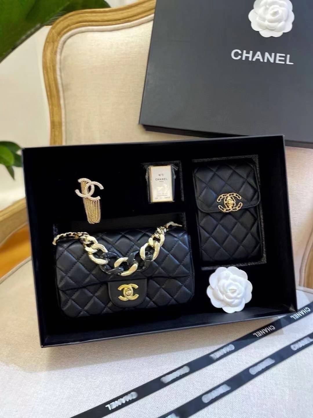 CHANEL GIFT BOX SET Chanel Holiday Makeup & Beauty Gift Sets สุดหรูชวนให้สะสม สุดยอดไอเท็มหายากพร้อมเสิร์ฟครบชุด limited สุดคุ้ม มาพร้อมกระเป๋าสะพายถึง 2 ใบ รุ่นยอดฮิตทั้งนั้น!!ที่พิเศษยังมีน้ำหอมตัวท็อปมาให้อีก chanel no.5 ที่แสนจะเย้ายวน ในขนาด 7.5 ml. 