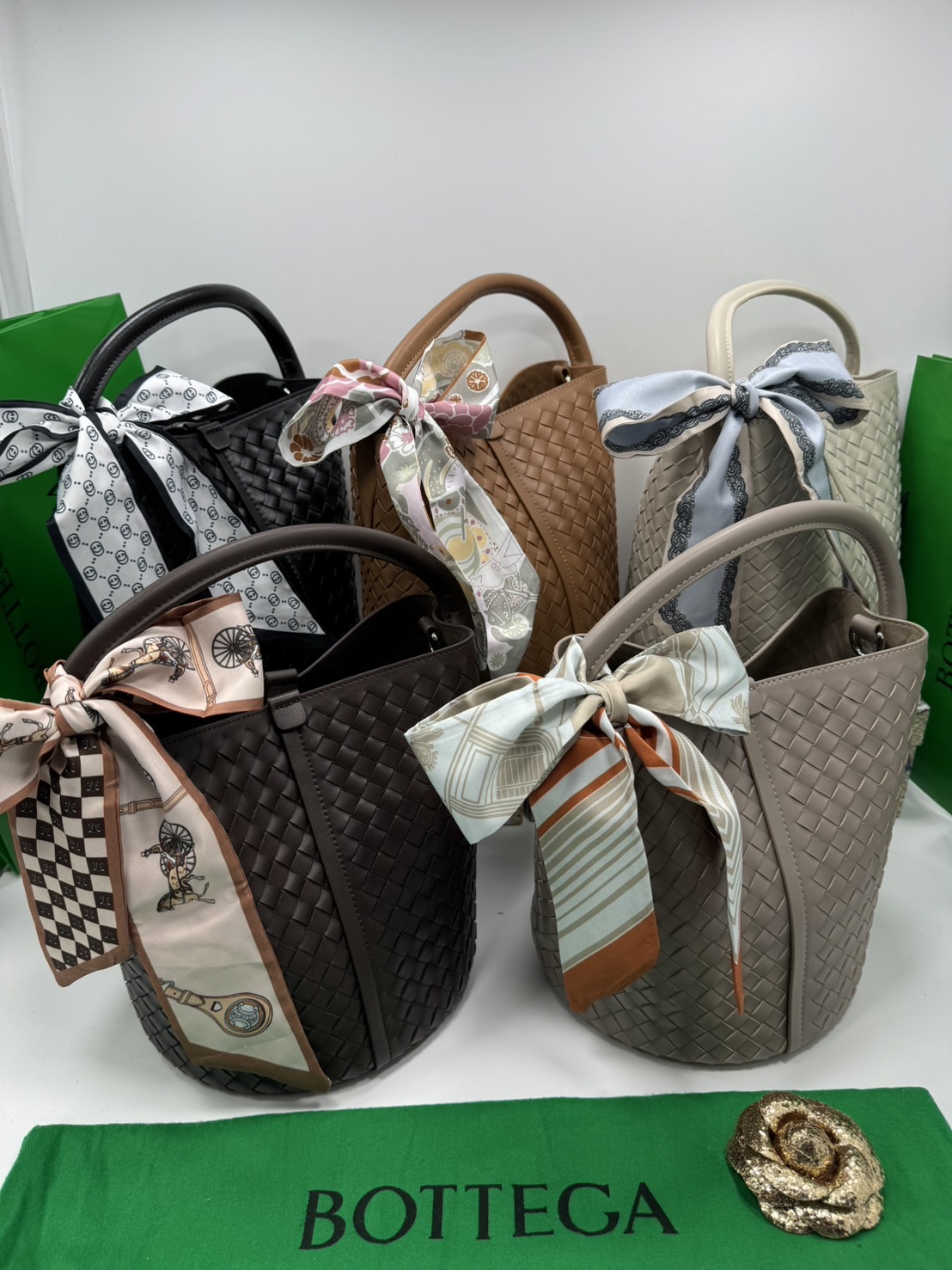 BOTTEGA MINI CABAT LEATHER TOTE BAG 19cm กระเป๋าสะพายขนาดมินิ พร้อมใบลูก ดีไซส์สานเป็นเอกลักษณ์ หนัง nappa นิ่มสวยงาม