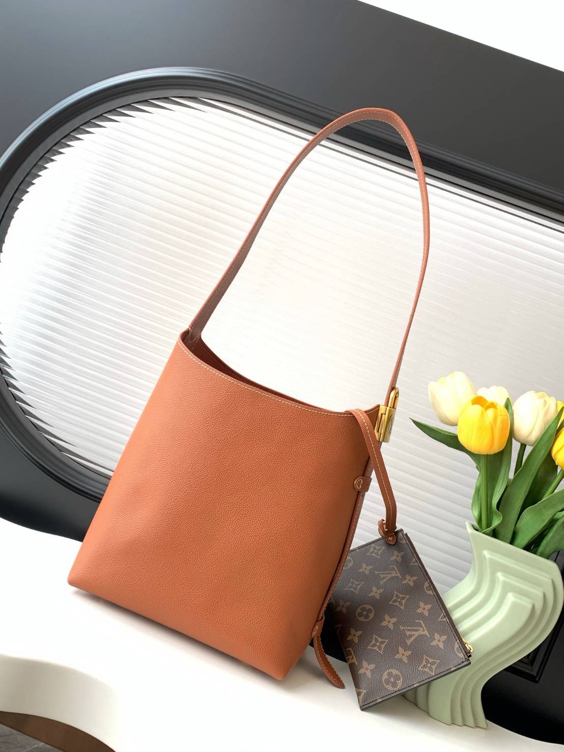 TOP ORI | หนังแท้ LV Low Key Hobo PM Bag เกรดเทียบแท้เทพดีสุด กระเป๋าสะพายทรงโท้ทรุ่นใหม่ เผยความเรียบหรูมีระดับด้วยรูปทรงเรียบง่ายและงานฝีมือประณีตไร้ที่ติ