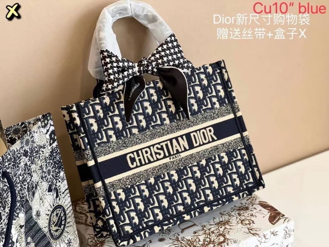 DIOR SMALL BOOK TOTE กระเป๋าสะพายทรงโท้ท สวยคลาสสิคขนาดกำลังดี พกพาสะดวก ใช้งานง่ายสุดๆ วัสดุงานทอละเอียดคุณภาพดี ภายในเป็นช่องโล่ง ใบจริงงานสวยเกินเบอร์!! สวยงามเกินราคา ไม่ผิดหวังจ้า
