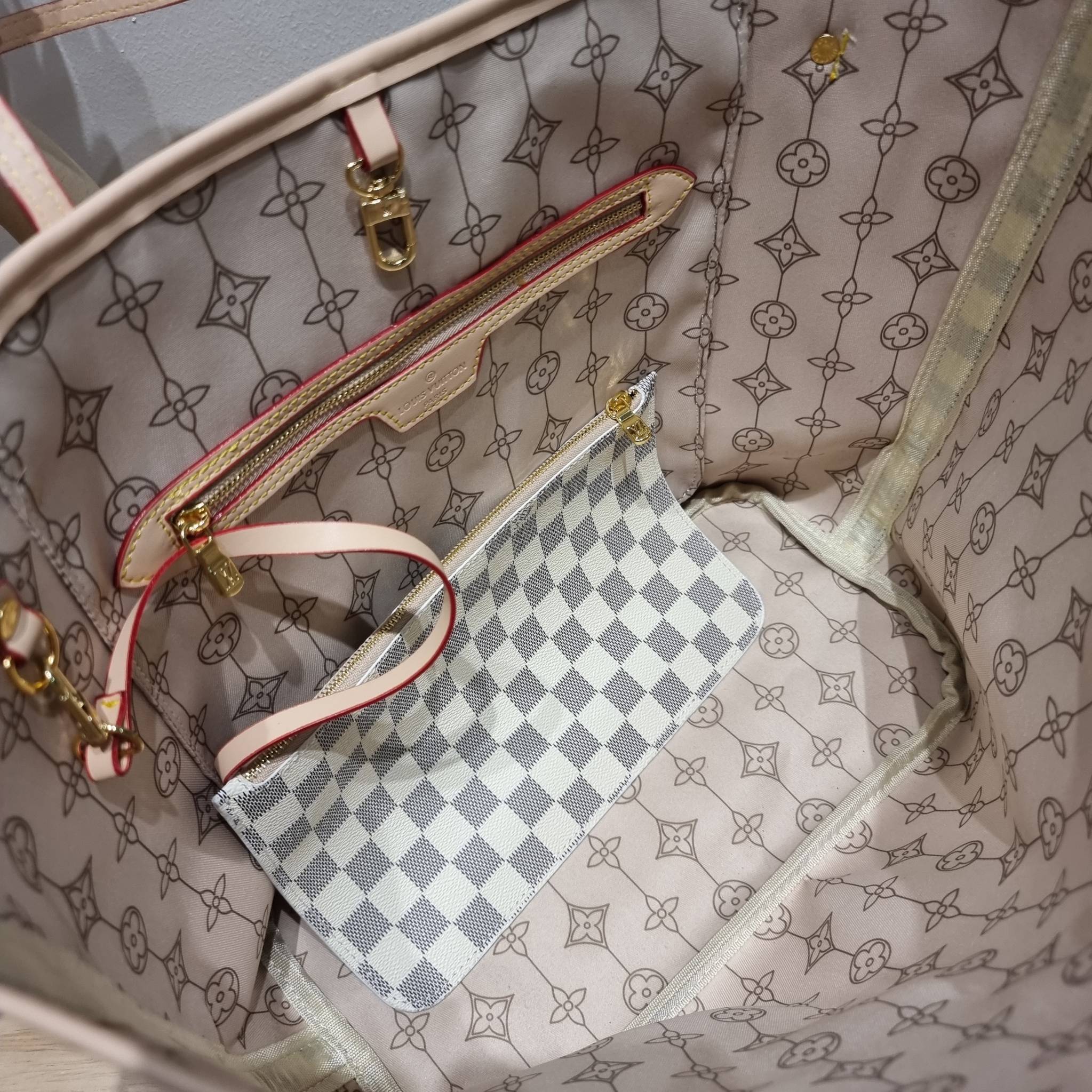 LV Neverfull MM Damier Azur คอลเล็คชั่น Spring Nautical / LV 2IN1 TOTE SET WITH NAUTICAL PRINT ดีไซน์ใหม่ต้อนรับฤดูร้อน กับกระเป๋าสะพายไหล่ใบใหญ่ทรง tote มาพร้อมใบลูก คลาสสิคที่สุด เป็นอีกรุ่นที่มีคนใช้เยอะมากๆ โทนสีละมุน