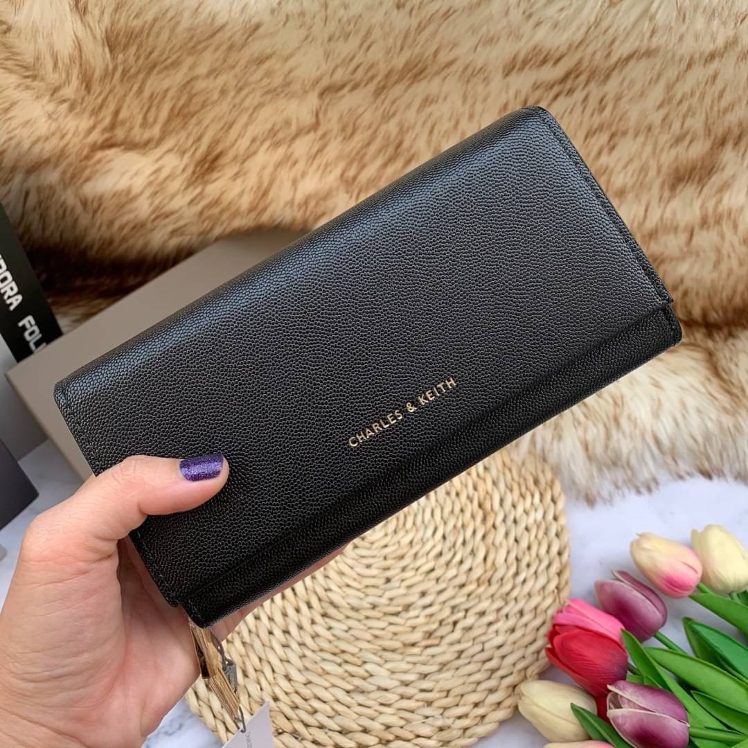 ของแท้ 💯% CHARLES & KEITH METAL TASSEL CLASSIC LONG WALLET กระเป๋าเงินใบยาวรุ่นพู่ยอดฮิต!! หนังพิมพ์ลายคาร์เวียร์ใช้ทน ด้านหลังมีช่องใส่บัตร/แบงค์ได้