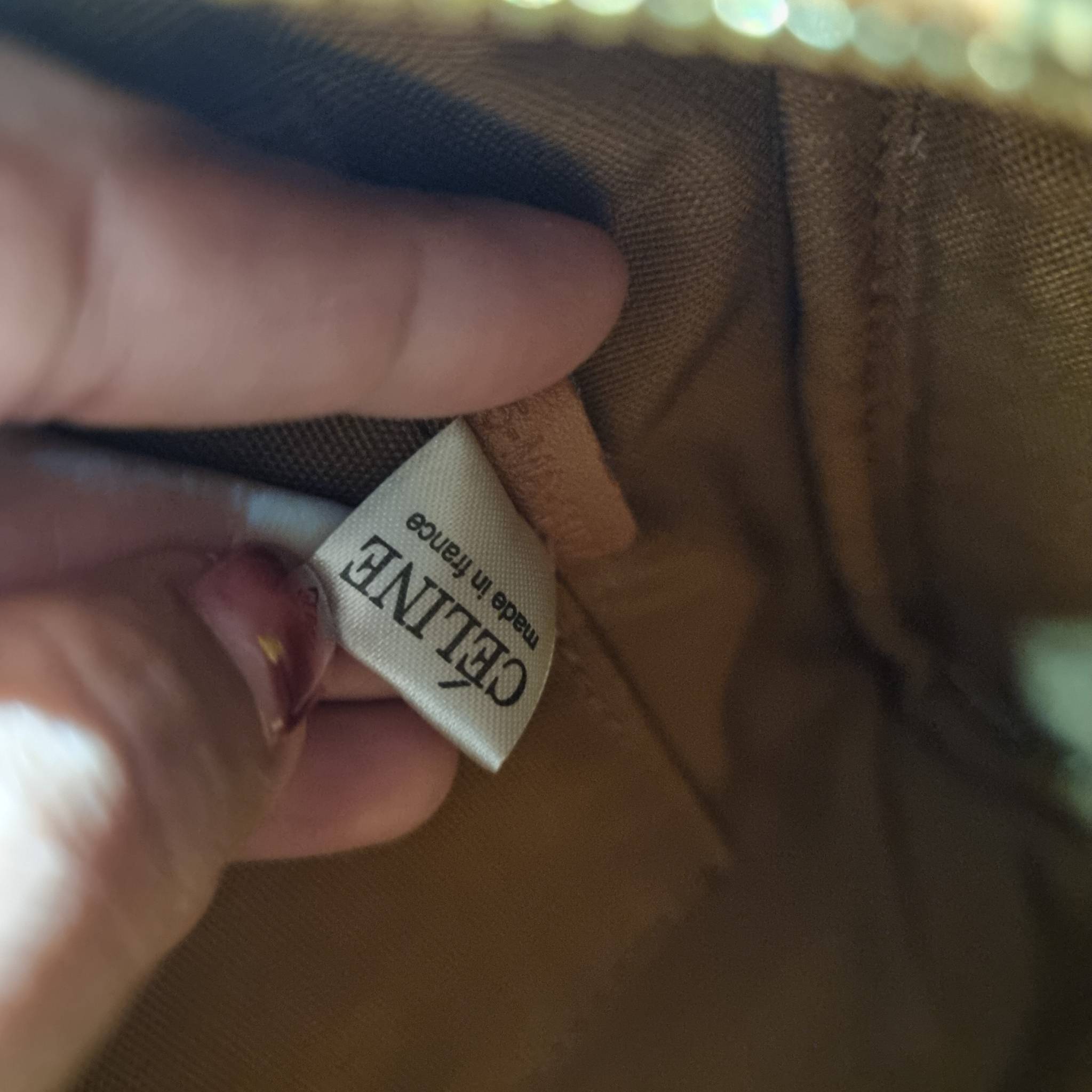 CELINE SMALL BOSTON CUIR TRIOMPHE IN SMOOTH LEATHER ฮิตมากกับสุดยอดความคลาสสิค ในรูปทรงสวย กับกระเป๋าสะพายทรงหมอน กะทัดรัด ขนาดกำลังดี ใช้งานสะดวก วัสดุหนังผิวเรียบ สวยคม