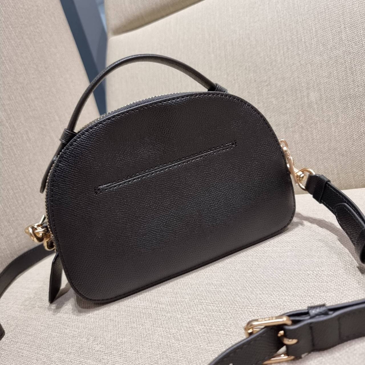 COACH 1589 SERENA SATCHEL กระเป๋าสะพายคอลเลคชั่นยอดฮิต ดีไซน์ลุคผู้ดี ต้องยกให้น้องใบนี้เลย!! จัดสีคุณหนูมาให้ สวยตาแตก!! วัสดุหนัง crossgrain ทนทาน เปิด-ปิดด้วยซิป 2 ช่องหลัก ภายในเป็นช่องโล่ง เก็บของได้แบบสบายๆ ใส่มือถือได้ทุกรุ่น สามารถหยิบไปแมทช์ได้ง่