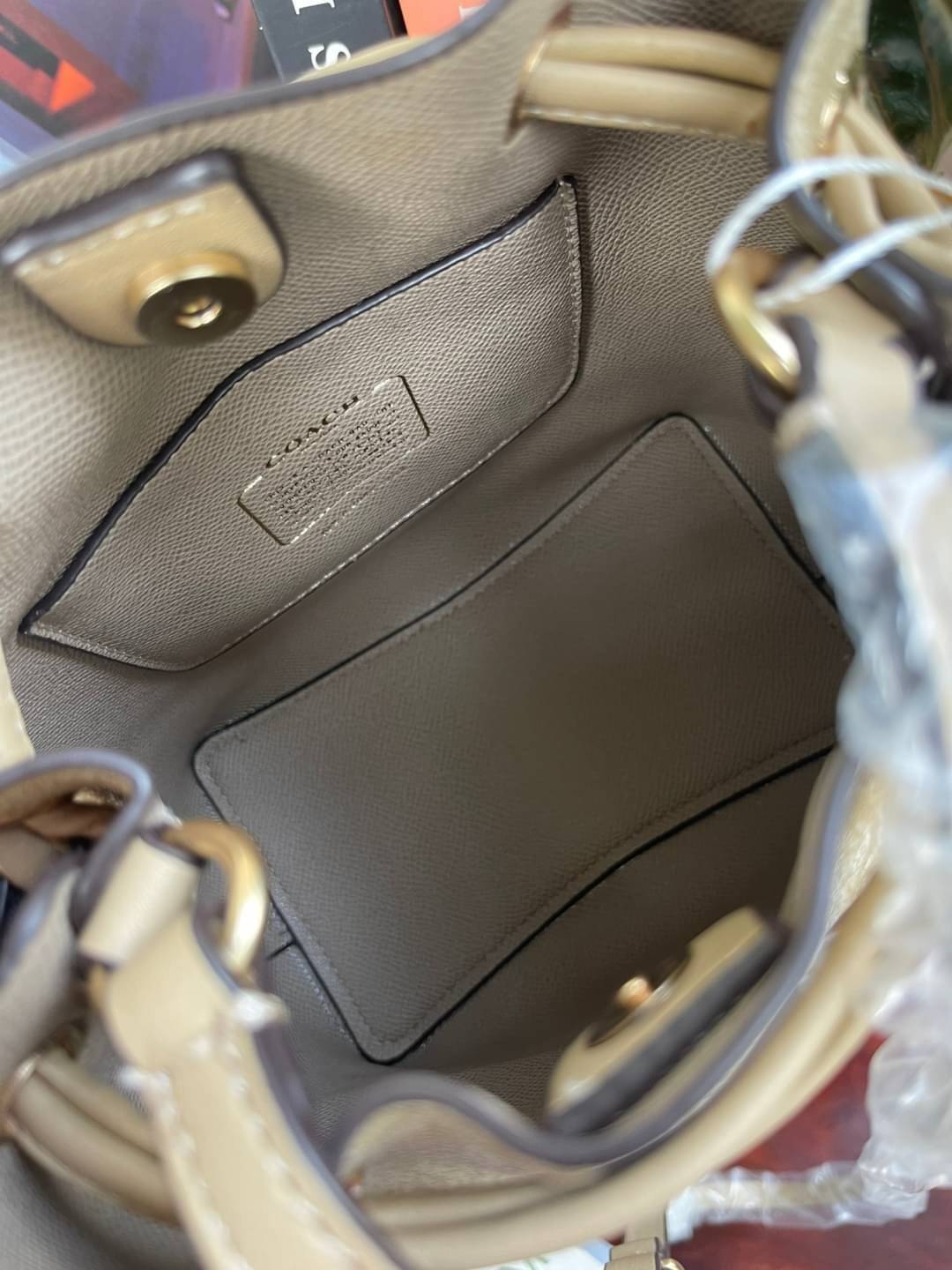 Coach Lena Crossbody Signature Bucket Bag กระเป๋าสะพายไหล่สุดคลาสสิกรุ่นนี้ เป็นรูปทรงถัง ที่สามารถจุของได้กำลังดี สำหรับสาวๆสายแฟชั่นที่ชอบรายละเอียดชิคๆ ดีไซน์เก๋ ด้วยรูปทรงของกระเป๋าที่ออกแบบมาให้ฐานเป็นรูปสี่เหลี่ยมทำให้กระเป๋ายังคงรูปทรงได้ง่าย มีสาย