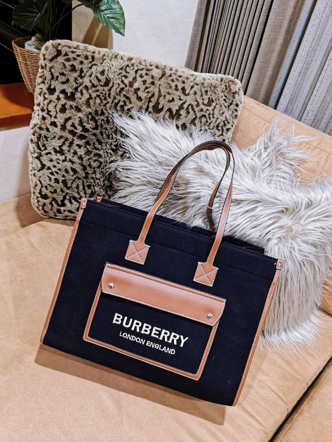 BURBERRY FRAGRANCES LARGE TOTE BAG วัสดุ Canvas & Leather ทรงเหลี่ยมมาในสี TwoTone ดีไซน์สวยอยู่ทรงสไตล์ Casual ด้านหน้ามีช่องใส่ของ ภายในโล่งกว้างและจุสุดๆสามารถใส่เอกสารA4 หนังสือ ของใช้ได้เยอะ น้ำหนักเบา อะไหล่แบรนด์สีทองหรู หูหิ้วหนังสะพายไหล่ได้ พร้อ