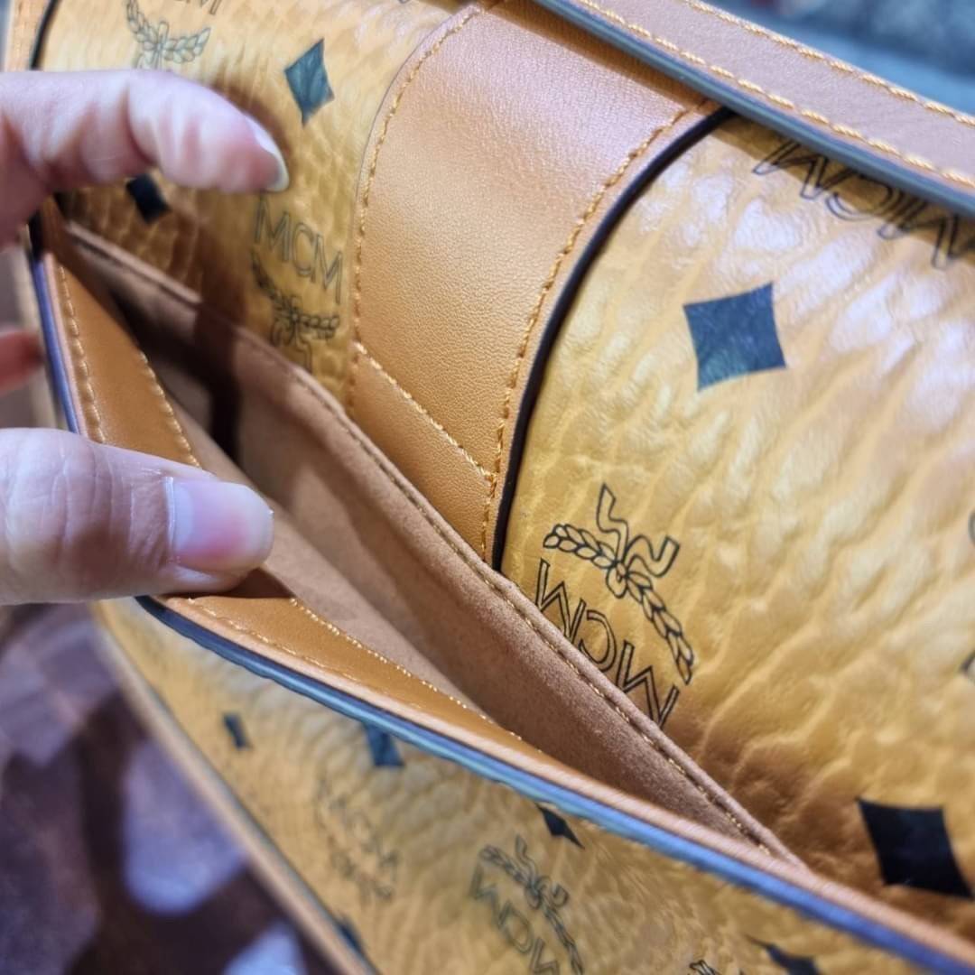 M.C.M TRACY SHOULDER BAG IN VISETOS คอลเลคชั่นเทรซี่ใหม่ล่าสุด 2021 กระเป๋าสะพายไหล่ ดีไซน์ยูนีคในลวดลาย visetos เอกลักษณ์ ใช้ได้ในทุกโอกาส รอบนี้ไซส์ใหญ่จุใจ ใส่ของได้รัวๆ วัสดุหนังแคนวาสคุณภาพดีสลับหนังแท้ เปิด-ปิดด้วยตัวกดล็อคแน่นหนา ภายในโล่งกว้าง มีช