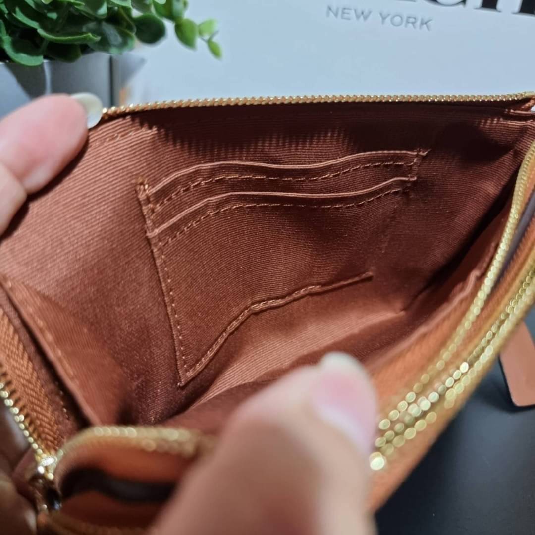 COACH F87591 DOUBLE CORNER ZIP WALLET IN SIGNATURE COATED CANVAS คล้องมือรุ่น 2 ซิป!! มาแล้วจ้า 🌟🤗 ไซส์นี้คือเหมาะมือจริงๆ พกง่ายเช่นเคย ไม่ต้องกังวลว่าจะเกะกะหรือกินพื้นที่กระเป๋าหลัก วัสดุหนังแคนวาสเคลือบลาย มีช่องหลักแยก 2 ช่อง ภายในบุผ