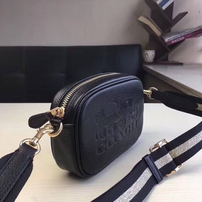 COACH JES CONVERTIBLE BELT BAG IN COLORBLOCK 2IN1 !! กระเป๋าคาดอก/สะพายข้าง ใช้ได้ถึง 2 แบบ!! คุ้มค่ามากที่สุด!! วัสดุหนัง pepble ดีไซน์เรียบ แต่หรู ภายในเป็นช่องโล่ง ใบนี้สาวๆที่ไม่ชอบพกของเยอะ เหมาะมากๆน้า 🙇♀️ ของดีราคาจับต้องได้ ไอเท็มนี