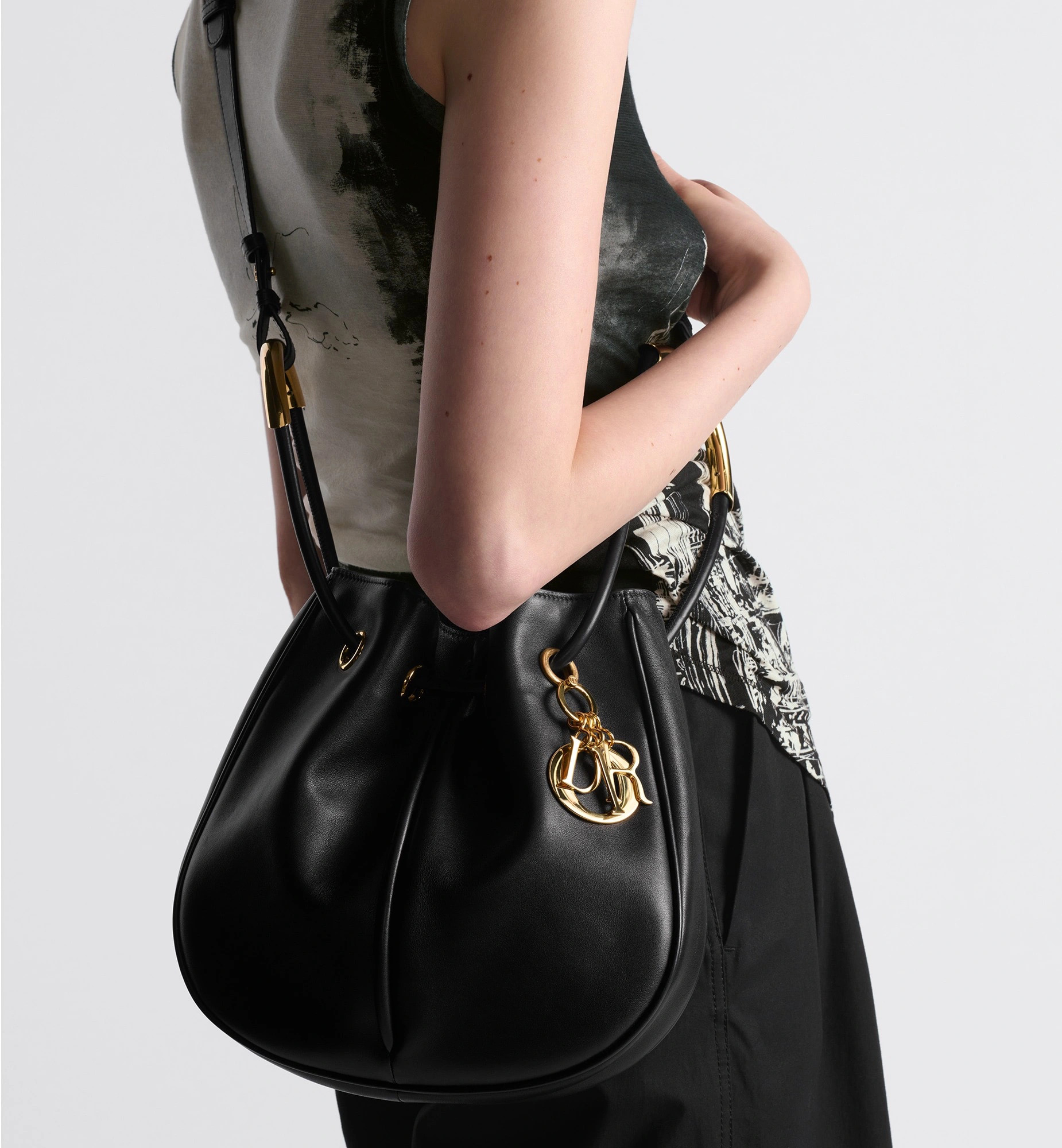 Dior Nolita Bag กระเป๋าสะพายทรงโท้ทรุ่นใหม่ สวยหรูเป็นเอกลักษณ์ตามแบบฉบับแบรนด์ มาพร้อมสายสะพายยาว ขนาดกำลังน่าใช้ ภายในโล่งกว้างจุของได้เยอะ สวยทันสมัยเหนือกาลเวลาต้องยกให้ใบนี้เลยค่ะ