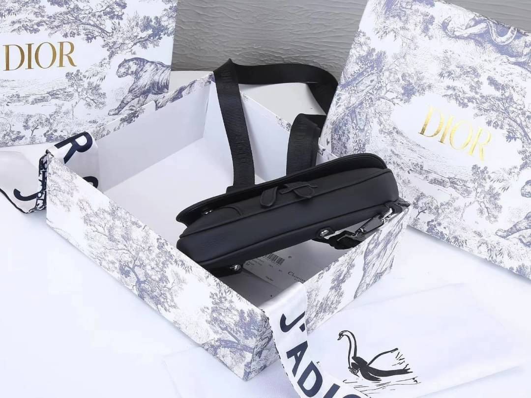 CHRISTIAN DIOR BLACK GRAINED CAFLSKIN MINI SADDLE BAG / Dior Men Bag เกรดใช้งานสลับของแท้ เกรดออริจินอล ภาพสินค้าถ่ายจากงานขายจริง ใช้งานต่างประเทศได้