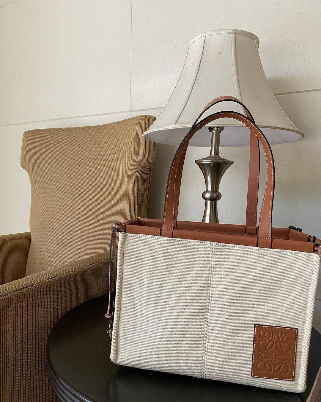 พรีเมี่ยมกิ๊ฟแท้ 100% 】LOEWE TOTE BAG VIP GIFT WITH PURCHASE (GWP) Limited Edition จาก "LOEWE PERFUME DUTYFREE" วัสดุ Canvas&Leather ใบใหญ่ น้ำหนักเบา ภายในโล่งกว้างและจุ ใส่เอกสารA4 เสื้อผ้าสัมภาระของใช้ได้เยอะจุใจ