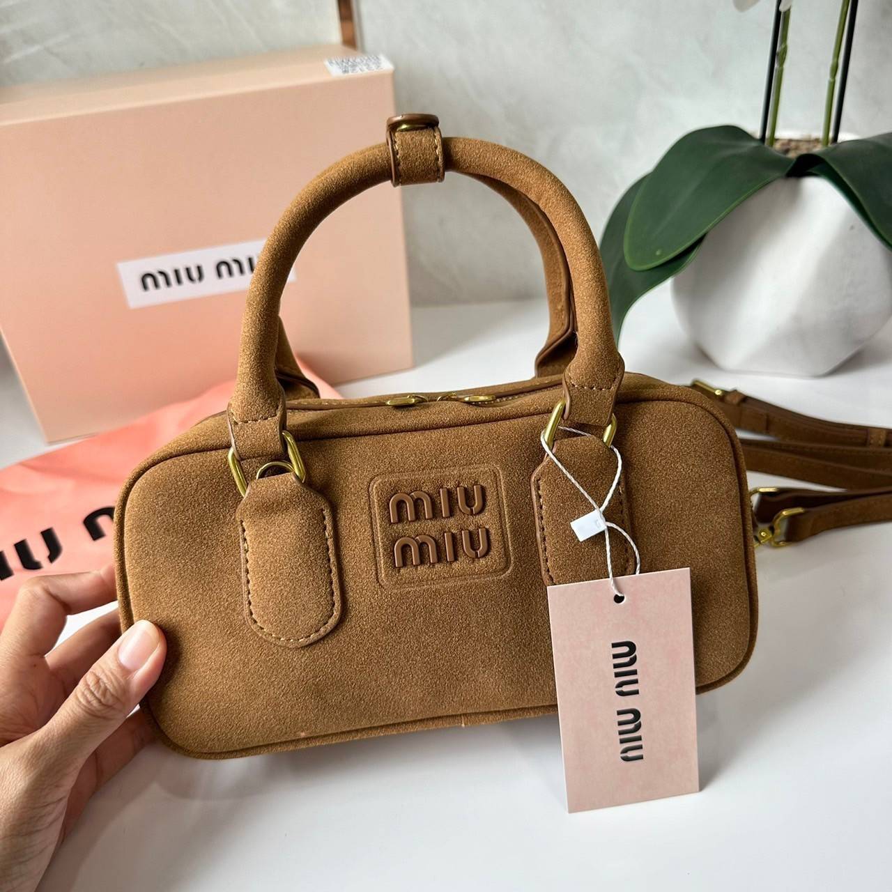 MIU MIU Arcadie padded suede top-handle bag กระเป๋าถือ/สะพาย คอลใหม่ล่าสุด รุ่นฮอทดีไซน์เหลี่ยม งานกำมะหยี่หนังกลับสวยละมุน น่ารักน่าใช้มากค่ะ