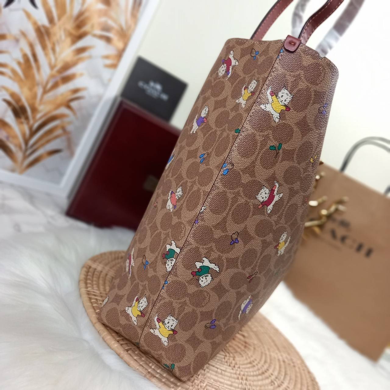 COACH HIGHLINE TOTE IN SIGNATURE CANVAS WITH KITTENS PRINT (C6591)💥กระเป๋าทรง TOTE ที่สมบูรณ์แบบที่สุดอีกรุ่น สวยและเรียบง่าย แต่ไม่ทิ้งความหรูหรา คลาสสิค// กระเป๋าถือ กระเป๋าสะพาย ที่มีความจุเข้าขั้นอลังการ วันไหนๆ ก็เอาอยู่สบายมาก// วัสดุหนังแคน