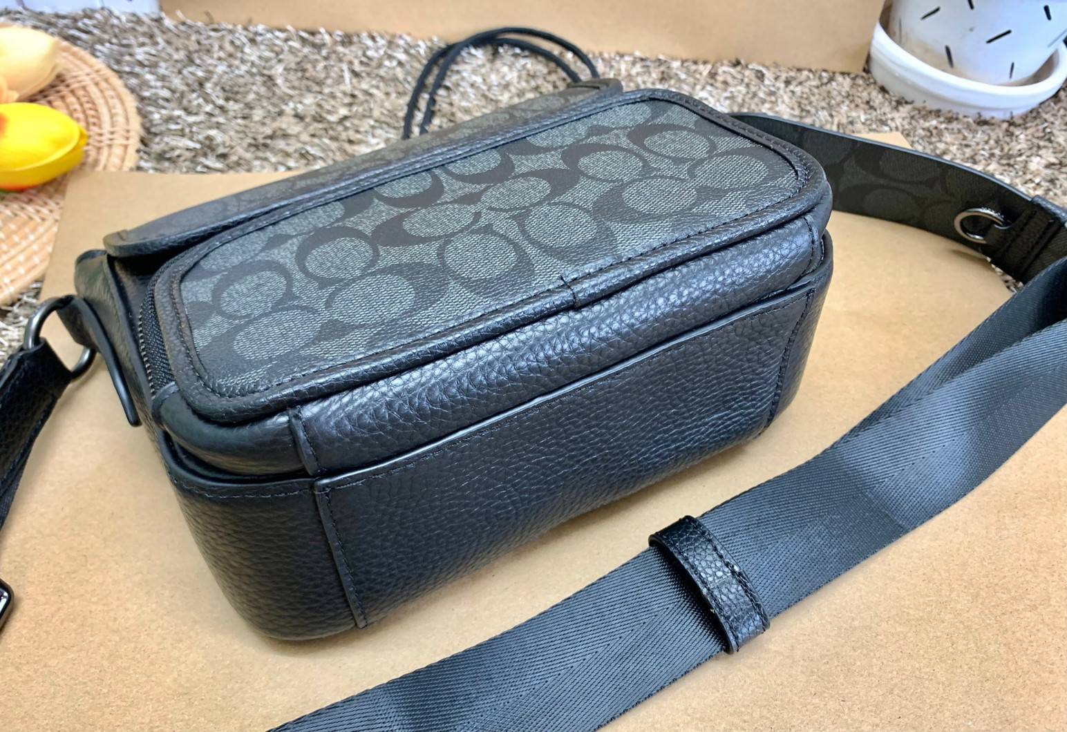 COACH SULLIVAN FLAP CROSSBODY IN SIGNATURE ((C9870)) ความเท๋ ความหล่อ ยกให้รุ่นนี้เลยค่าา พร้อมส่งก่อนใคร! ทรง สวยเก๋ กระเป๋าสะพายแบบครอสบอดี้ร์ของคุณผู้ชายเค้าเลยค่ะ หนังแท้2แบบสวยงาม น่าใช้มากๆ