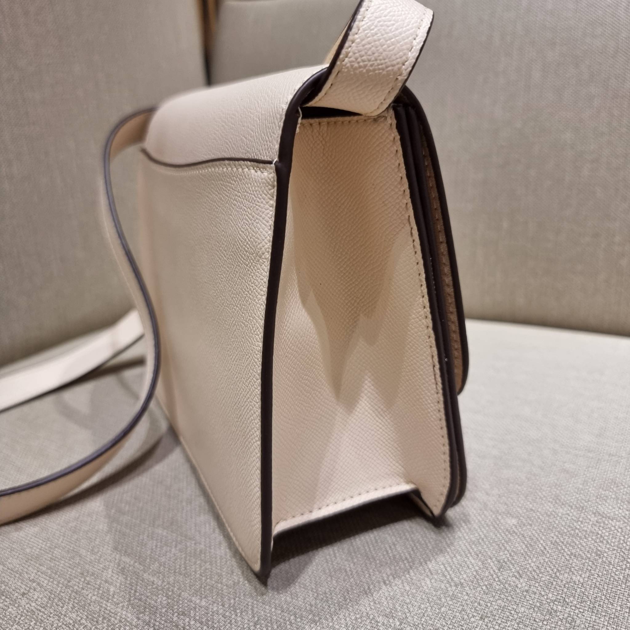 COACH C5632 BRYNN FLAP CROSSBODY แซ่บที่สุด ใหม่ที่สุด!! คอลเลคชั่นใหม่!! มองยังไงก็หลงรักละสายตาไม่ไหว กระเป๋าสะพายข้างลุคไฮน์ ที่ดีไซน์ออกมาได้ปัง และดูแพงมากๆ ด้วยดีเทลคลาสสิค รูปทรงใช้งานง่าย เรียบๆแต่มีดีเทล วัสดุหนัง crossgrain สวยคม!!! เปิด-ปิดด้วย