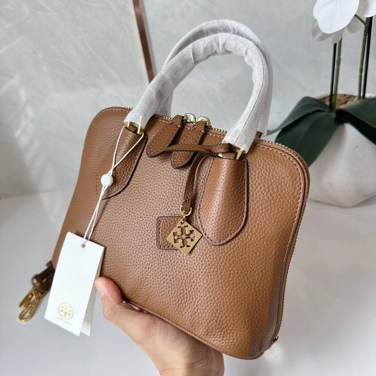 TORY BURCH MINI PEBBLED SWING BAG / Tory Mini Swing Bag in Pebbled Leather / T Monogram Jacquard Swing Bag กระเป๋าสะพาย คอลเลคชั่นใหม่ล่าสุดดีไซน์สุดคลาสสิก รูปทรงโดม