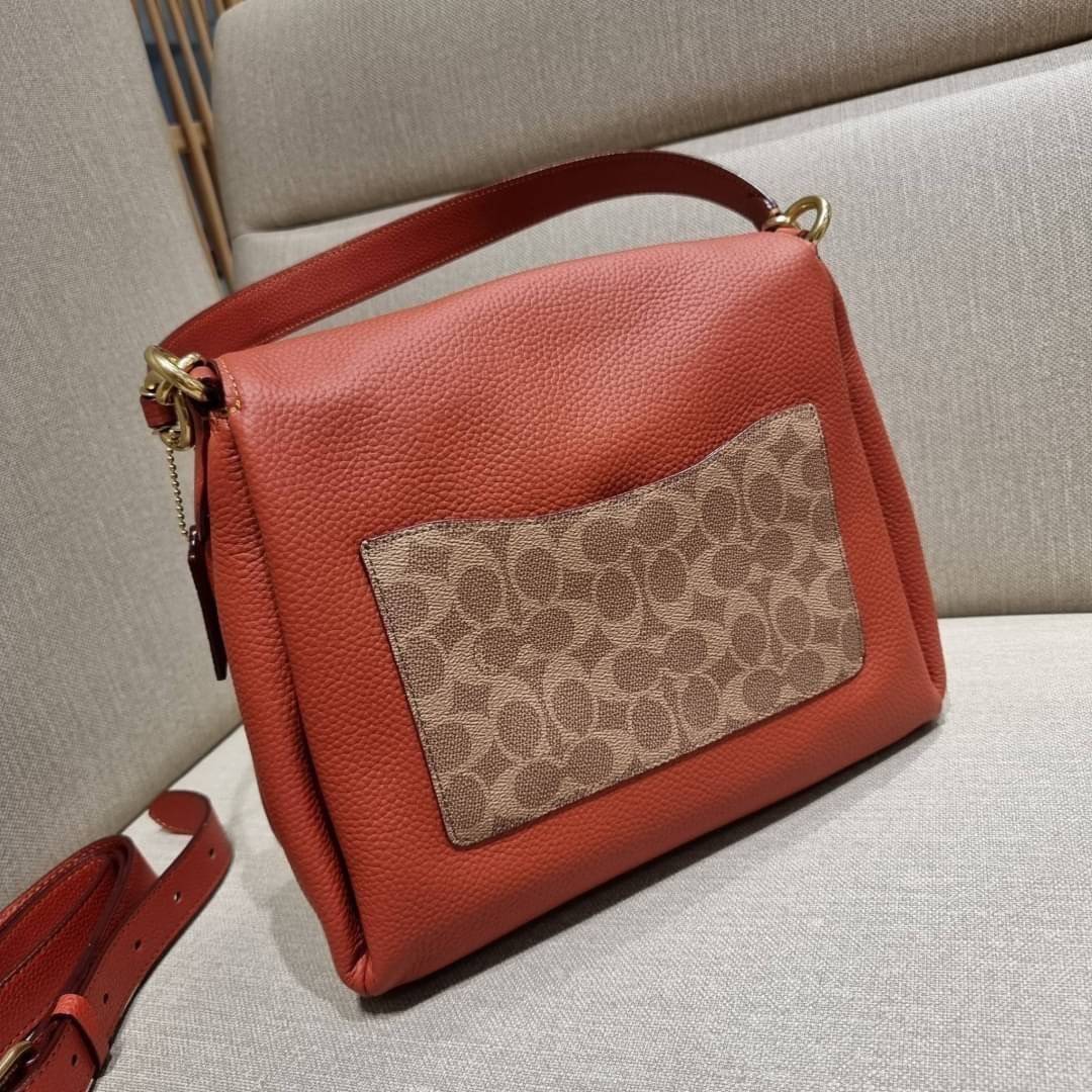 COACH Coated Canvas Signature May Shoulder Bag พร้อมส่งที่ไทย คัดงานคุณภาพ จัดเต็มมาให้ต่อนรับปีใหม่นี้ค่าา ✔️กระเป๋าหิ้ว//คล้องไหล่//สะพายข้างได้ ใบใหญ่ สุดคุ้ม! ✔️หนังแท้ชั้นดีที่สุด หนังหนานิ่ม รู้สึกได้ตอนสัมผัสค่ะ สวยมากๆ ✔️ด้านห