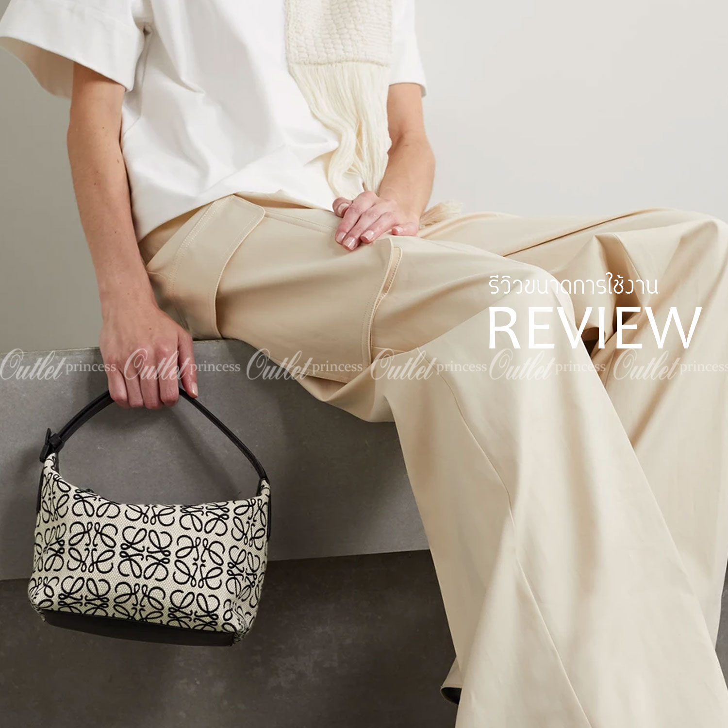 LOEWE CANVAS BAG VIP GIFT WITH PURCHASE (GWP) พรีเมี่ยมกิ๊ฟ Limited จาก LOEWE HAUTE PARFUME DUTYFREE COUNTER วัสดุ CANVAS ตัดหนังแท้ ดีไซน์ทรงยอดฮิตประจำปีเลย! ปักโลโก้แบรนด์บนผ้าทั้งใบเป็นเอกลักษณ์ เปิดปิดด้วยซิปยาวภายในโล่งกว้าง ใส่กระเป๋าสตางค์ยาว มือถ