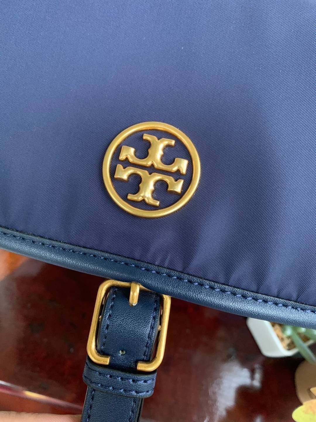 ของแท้ 💯% Tory Burch logo patch satchel bag อีกหนึ่งแบรนด์ดังจากนิวยอร์ก ที่เหล่าดาราเซเลปใช้กันทั่วโลก ด้วยดีไซน์ที่เป็นเอกลักษณ์ เข้ากับยุคสมัย วัสดุ Nylon waterproof ที่แข็งแรงและทนทาน