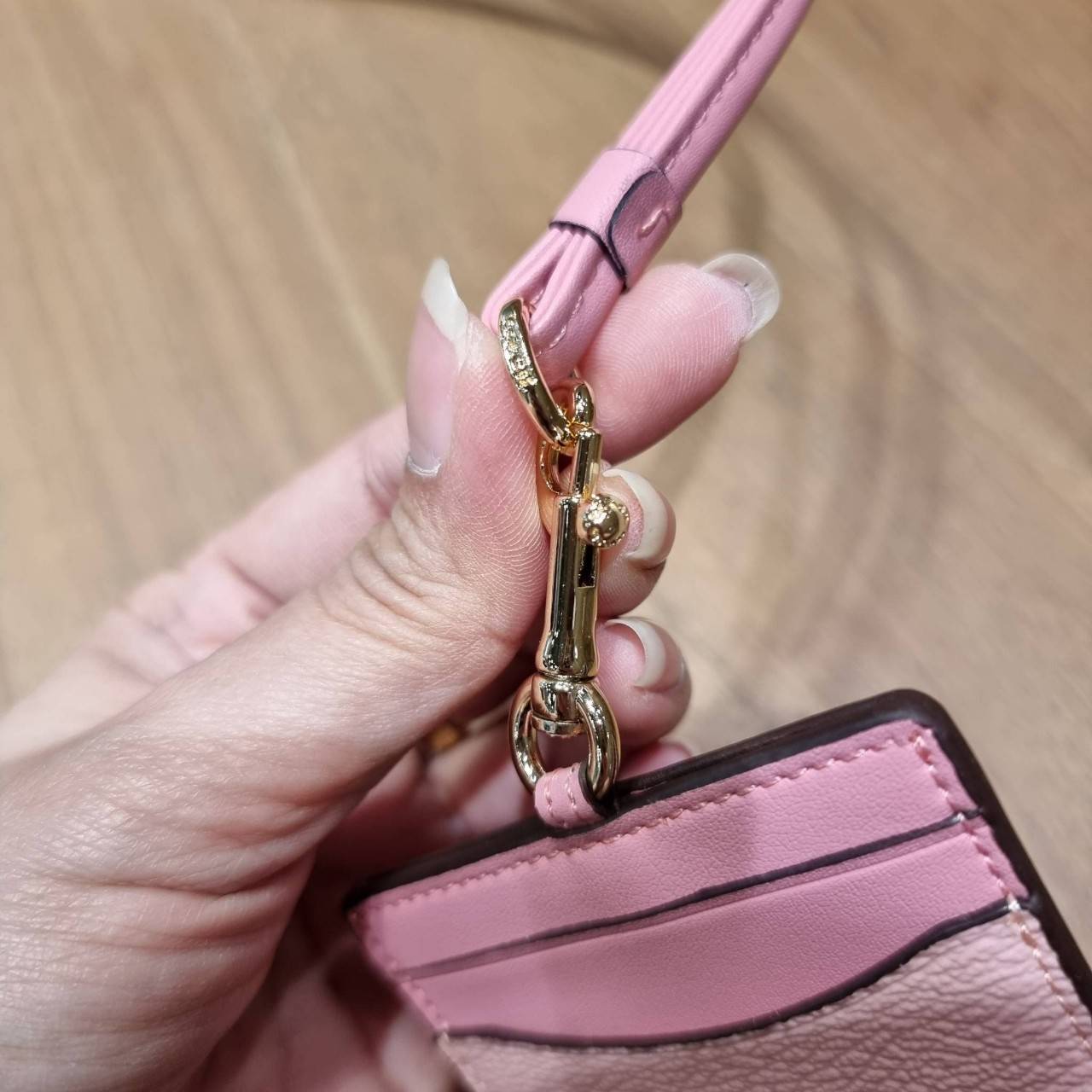 COACH C3305 ID LANYARD IN COLORBLOCK SIGNATURE CANVAS ง่ายๆแบบไม่ธรรมดา!! คลาสสิคแต่มีดีเทลโดดเด่น!! กระเป๋าถนอมบัตร พร้อมสายคล้องคอ ดีไซน์ลวดลายสวย ดูดีทุกแบบ ใช้งานง่าย พกพาสะดวก จะใส่บัตรพนักงาน บัตรเครดิต บัตรปชช. ใบขับขี่ และบัตรอื่นๆที่อยากจะใส่!! ต