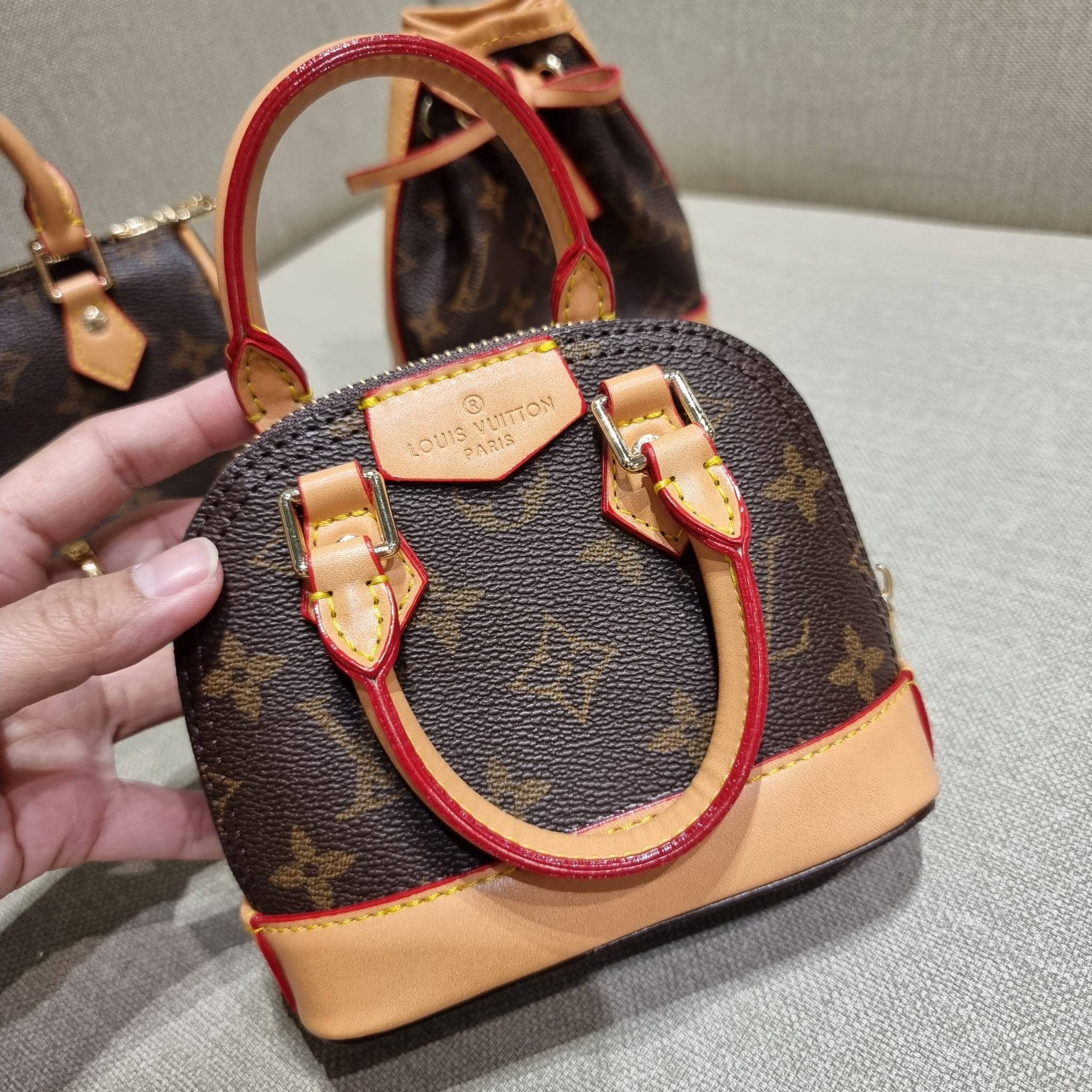 LV TRIO MINI ICONES ใหม่ล่าสุด น่ารักน่าใช้ ที่รวบรวมรุ่นสุดยอดที่เป็นดั่งไอคอนนิค ให้ทุกคนได้สะสมครบคอลเลคชั่น ในไซส์มินิ วัสดุหนังแคนวาสทุกใบ มีสายสะพายข้างให้ เกี่ยวทุกใบรวมสะพายทีเดียว หรือแยกใช้วันแบบ วันละสไตล์ สลับได้ไม่มีเบื่อ มาพร้อม box set ครบ 