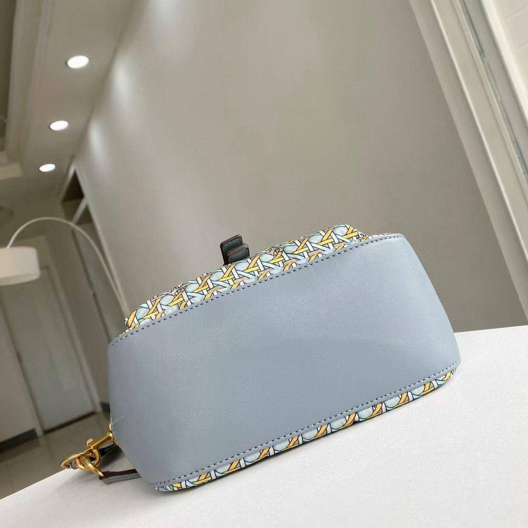 ของแท้ 💯% 】Tory Piper Printed Crossbody 80486 กระเป๋าถือ สะพายข้างหรือ Crossbody ได้ วัสดุผ้า nylon ด้านในโล่งมี1ช่องซิป และ1ช่องใส่ของจุกจิก ซับในผ้าสวยหรู