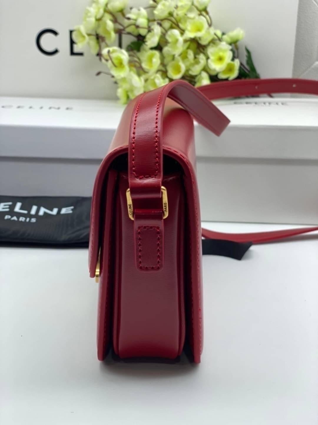 TEEN 18cm : CELINE TEEN TRIOMPHE BAG IN SHINY CALFSKIN / Celine Triomphe Bag / Celine Bag พร้อมส่ง 7 สี เกรดออริ 1:1 กระเป๋าแบรนด์หรูที่ควรมีแห่งปี รูปทรงสี่เหลี่ยมรุ่นฮอตฮิตของเหล่าดาราและเซเลบทั้งหลาย ดีไซต์เรียบหรู