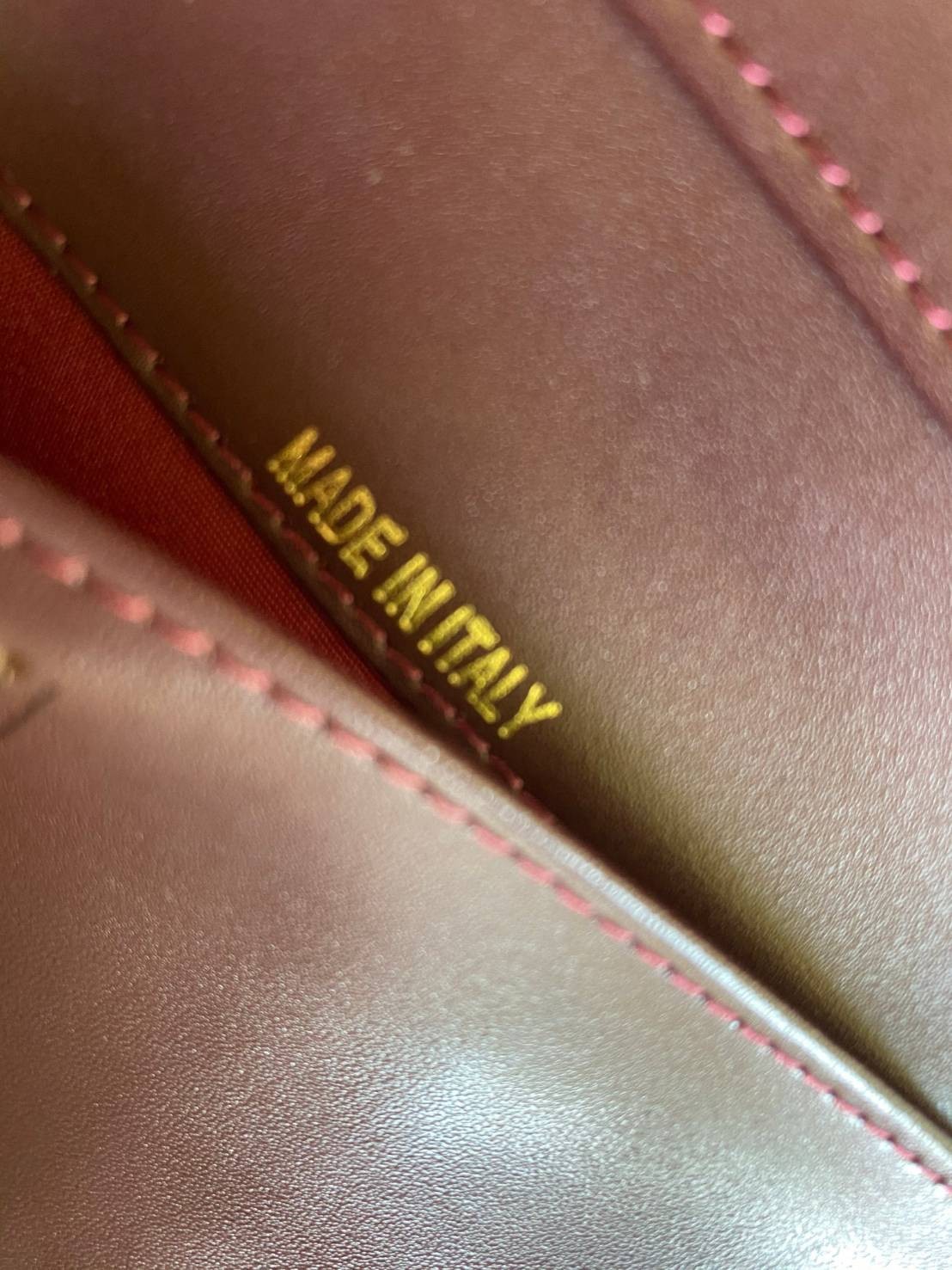 หนังแท้ CHANEL WALLET รุ่นยอดนิยมไอเท็มฮิตวัสดุหนังคาเวียร์สวยคลาสสิคเปิดปิดด้วยฝาปิดกระดุมด้านหน้ามีโลโก้แบรนด์อะไหล่ทอง/เงินสวยหรู ภายในสีแดงเบอกันดี้ มีช่องซิปด้านในเรียกว่าใบเดียวจบ เป็นใบยอดนิยมของสาวๆ เลยค่าา พร้อมส่งที่ไทยไม่ต้องรอพรีฯ สาวก Chanel 