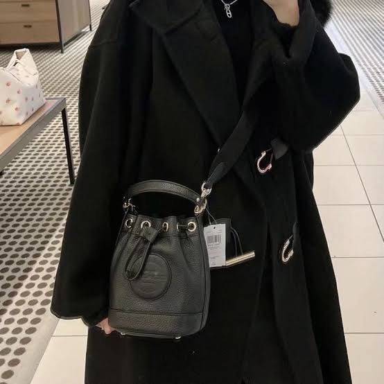 COACH DEMPSEY BUCKET BAG 15 WITH COACH PATCH AND HEART CHARM สวยงามด้วยดีไซน์ทรงตะกร้าแบบมินิมอลแสนน่ารัก ดีเทลสะดุดตา รูปทรงจดจำง่าย ถือแบบชิคๆ หรือยิ่งไปกว่านั้น สายสะพายของกระเป๋าก็สามารถถอดออกเพื่อเปลี่ยนรูปแบบการสะพายได้ทั้งแบบสะพายไหล่และสะพายคาดลำต