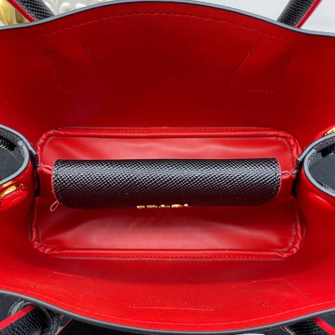 25cm Prada Small Saffiano Leather Double Bag / Prada Double Bag กระเป๋าสะพายพราด้า อีกหนึ่งรุ่นฮิต ให้พื้นที่จุของกว้างขวาง เป็น Tote Bag ใช้งานง่าย ได้ทุกที่ ทุกโอกาส ด้วยขนาดของกระเป๋าที่สามารถจุของได้หลากหลาย เป็นอีกรุ่นที่เหมาะสมสำหรับการเป็น Everyday