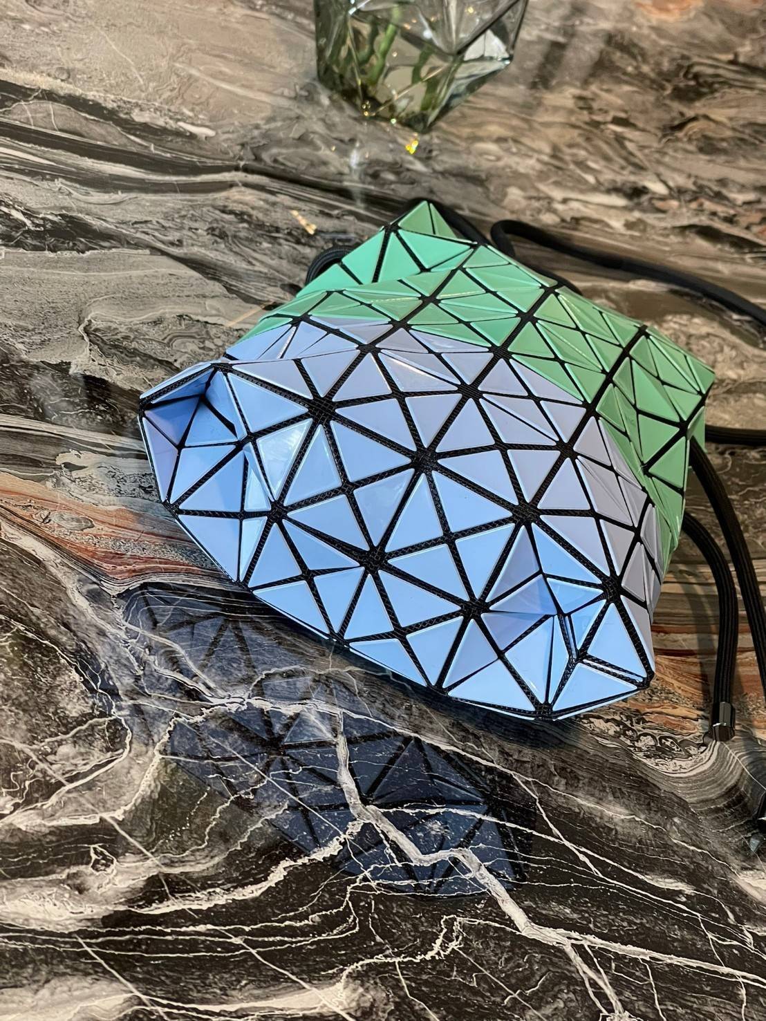 Baobao Issey Miyake Wring Small Bag กระเป๋าสะพายครอสบอดี้พร้อมสายรูดเปิดปิด สามารถปรับความยาวของสายได้ตามสไตล์ความชื่นชอบ ด้วยดีไซน์ทรงน่ารัก เหมาะสำหรับให้สาวๆหยิบใช้ในวันสบายๆ แต่เต็มเปี่ยมไปด้วยความคล่องแคล่ว ไฮไลต์ของซีซั่นนี้คือกระเป๋าที่มาพร้อมกับเช