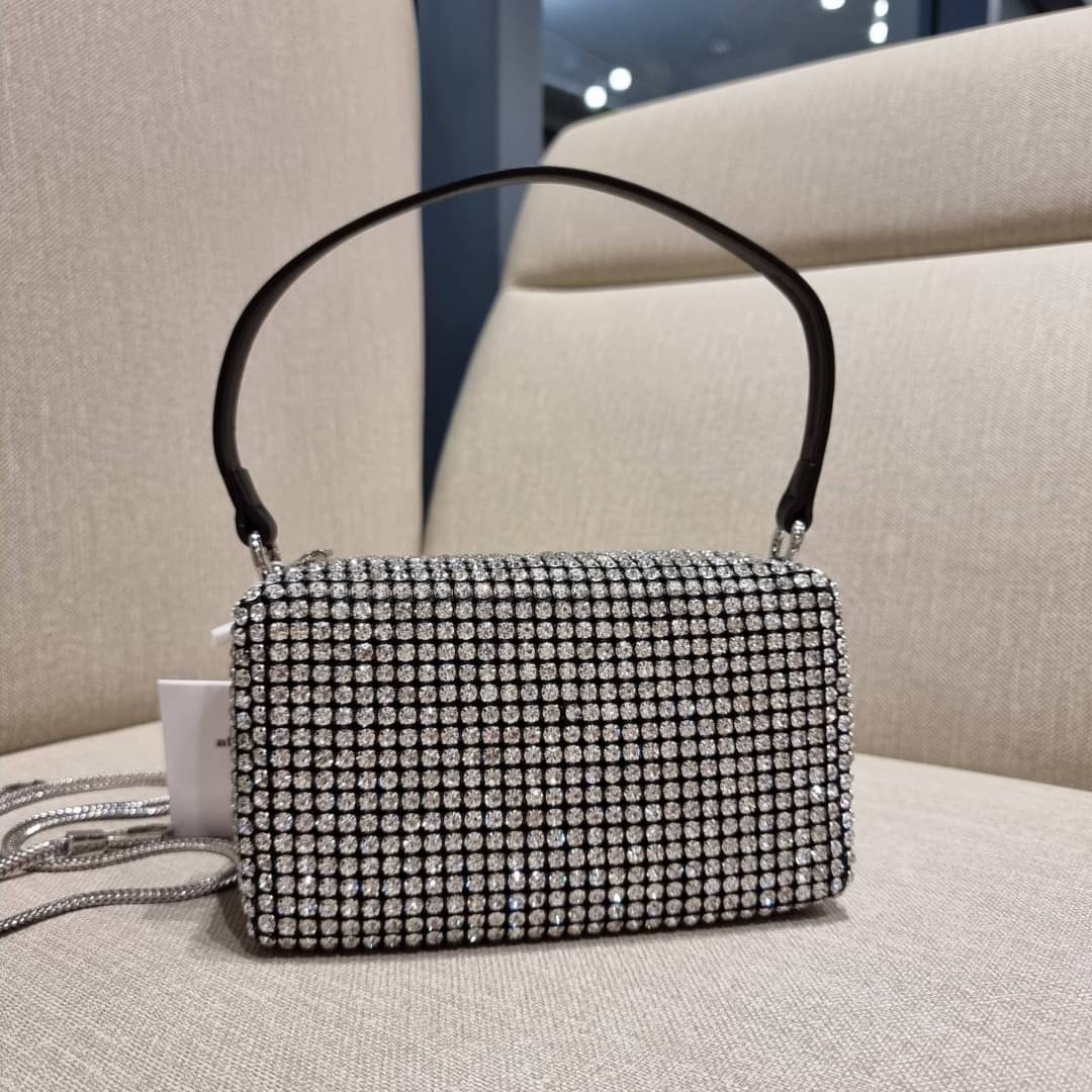 ALEXANDER WANG HEIRESS POUCH IN RHINESTONE MESH จัดให้แบบสุดตัว กับไอเท็มที่สาวๆต่างเรียกร้อง กับกระเป๋าพอชตกแต่งพลอยเทียม หรูหรา โดดเด่น ดูแพง ด้วยการตัดเย็บเรียงร้อยลงบนตาข่ายเนื้อละเอียด ทำให้ดูดีมีราคางดงามจริงๆ เปิด-ปิดด้วยซิป ขนาดกำลังสวย ภายในเป็นช