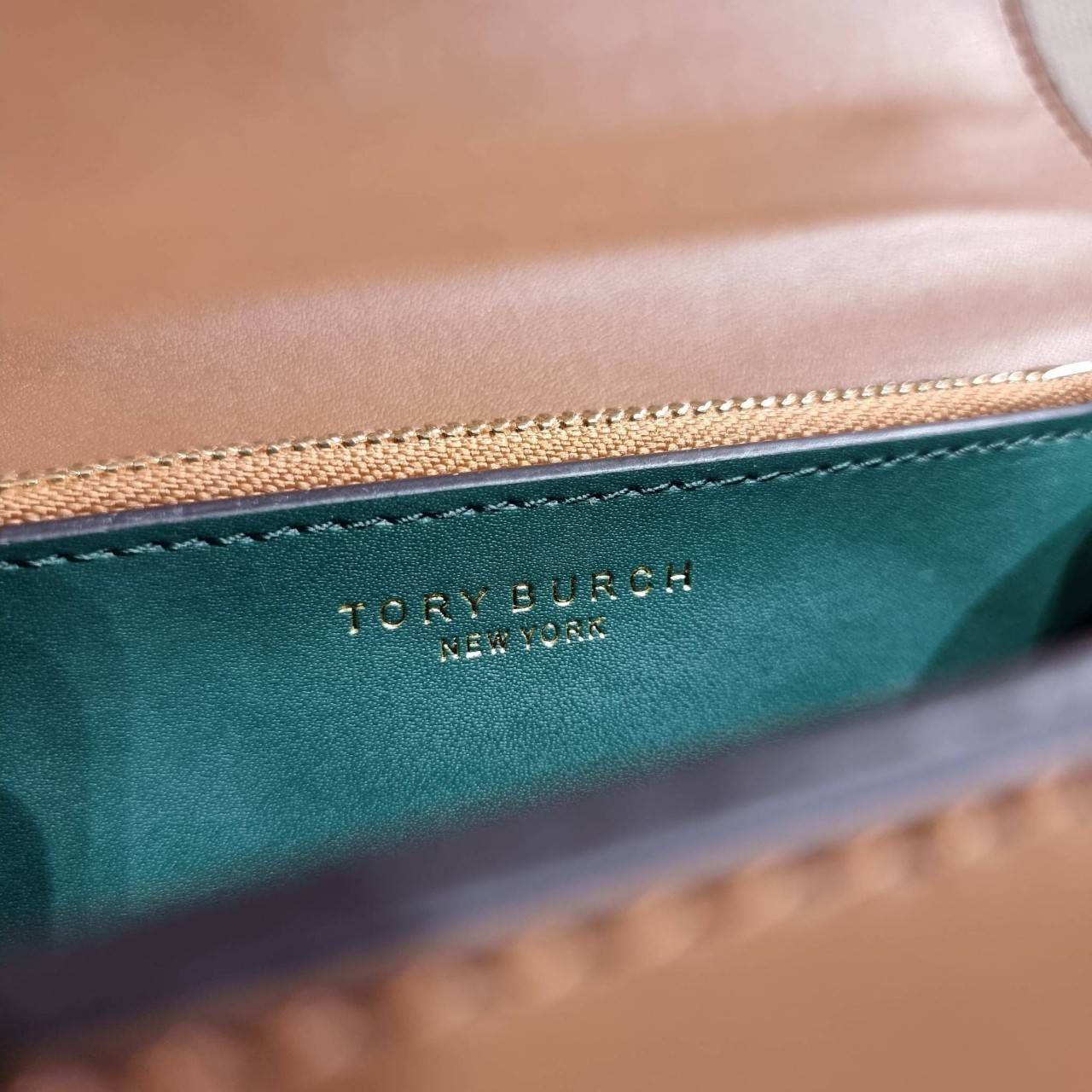 TORY BURCH ELEANOR SMALL CONVERTIBLE SHOULDER BAG ฮอตไอเท็ม รุ่นนี้ขายดีขายหมด คัมแบค!! สวยหรู คุณหนู ผู้ดี!! หายากมากที่สุด!! กระเป๋าสะพายข้าง ดีไซน์อยู่ทรง ขนาดกำลังสะดวกใช้สำหรับสาว วัสดุหนังแท้เต็มใบ สีทูโทน เปิด-ปิดด้วยแถบแม่เหล็ก ภายในแบ่งสัดส่วนได้