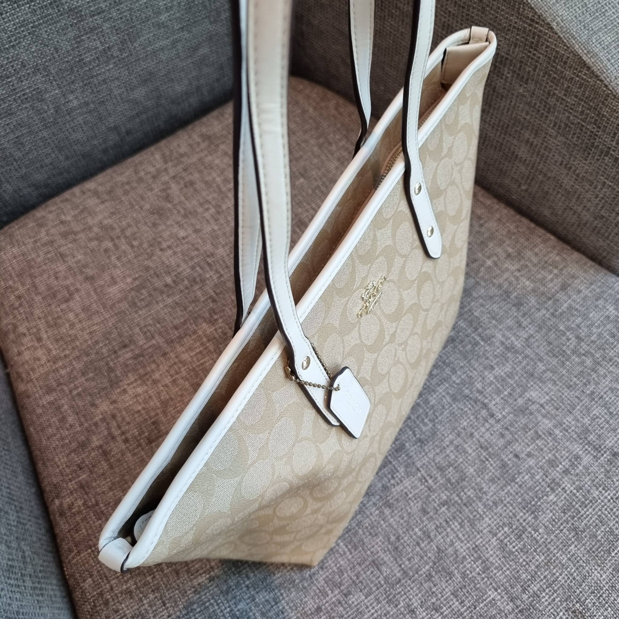 OUTLET 】COACH F58292 CITY ZIP TOTE IN SIGNATURE 16" รุ่นขายดี!! ไซส์ใหญ่ สีสวยมาให้แบบจัดเต็ม!! กระเป๋าถือทรงโท้ทใบใหญ่ สวยน่าใช้ทุกสี สะพายคล้องไหล่ได้เก๋ๆ จุของแน่นๆไปเลยจ้า!! วัสดุหนังแคนวาสคุณภาพ ปากกระเป๋าเปิด-ปิดด้วยซิป กันของหล่นได้ ถือไปไหนก็