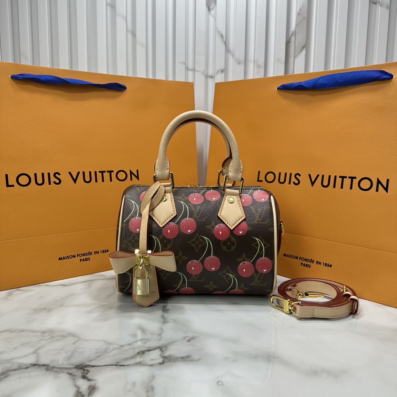 ORI หนังแท้ | 🍒 LV × TM Speedy Bandouliere 20 Bag Cherry Monogram กระเป๋าสะพายทรงหมอนใบเล็ก ดีไซน์สุดเก๋ไก๋ ด้วยลวดลายเชอร์รี่สีสันสดใสและน่ารักปรับลุคให้มีชีวิตชีวา คอลใหม่สุดเอ็กซ์คลูซีฟ