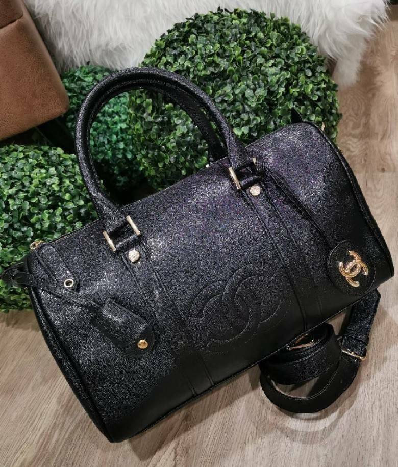 CHANEL Caviar Small Travel bag / CHANEL CAVIAR LARGE HANDBAG / chanel travel bag กระเป๋าเดินทางขนาดพอเหมาะ อะไหล่ทอง วัสดุหนังลายคาร์เวียร์ สวยหรูน่าใช้ น้ำหนักเบา มาพร้อมแท็กหนังแบรนด์อะไหล่ทอง และแท็กหนังใส่กุญแจ